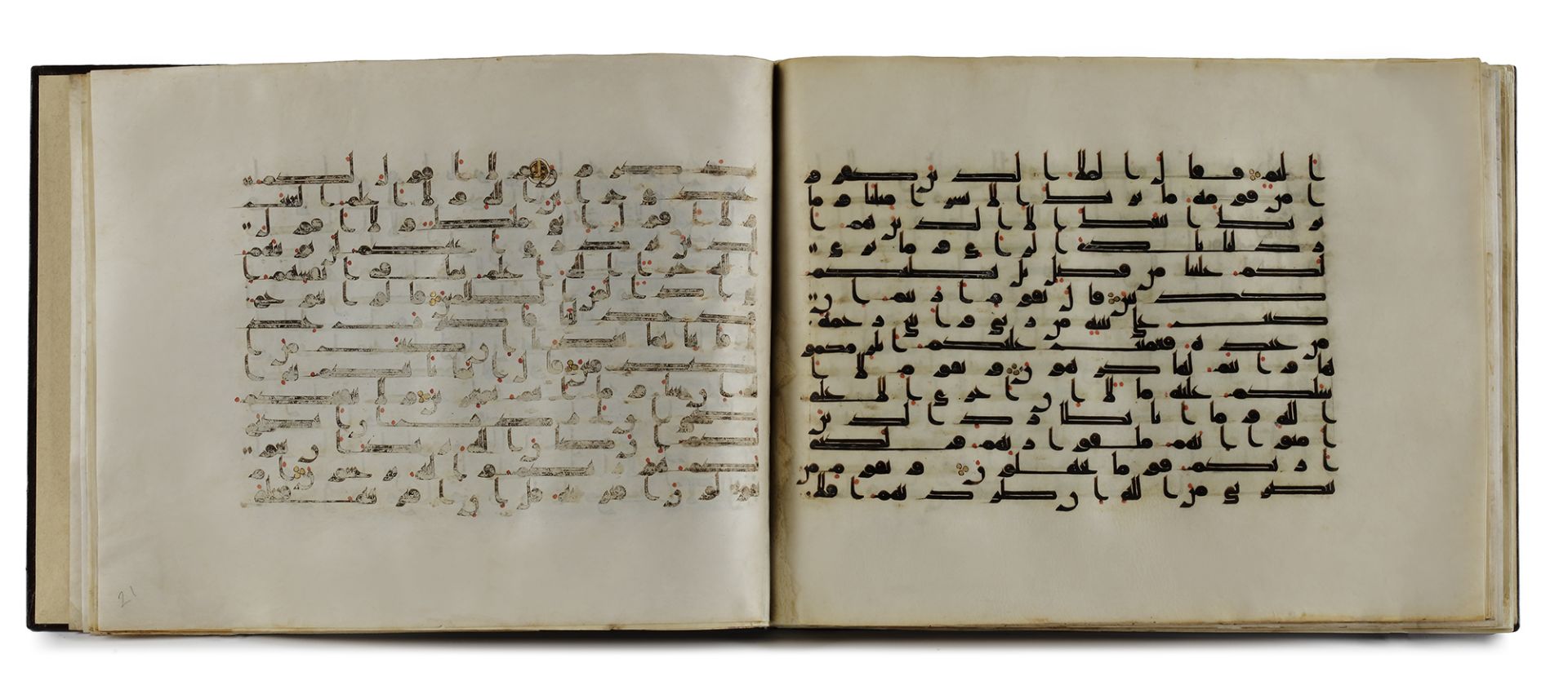 A BOUND GROUP OF TWENTY-NINE LEAVES FROM SEVEN SURAHS OF A DISPERSED MANUSCRIPT OF THE QURAN WRITTEN - Bild 19 aus 33