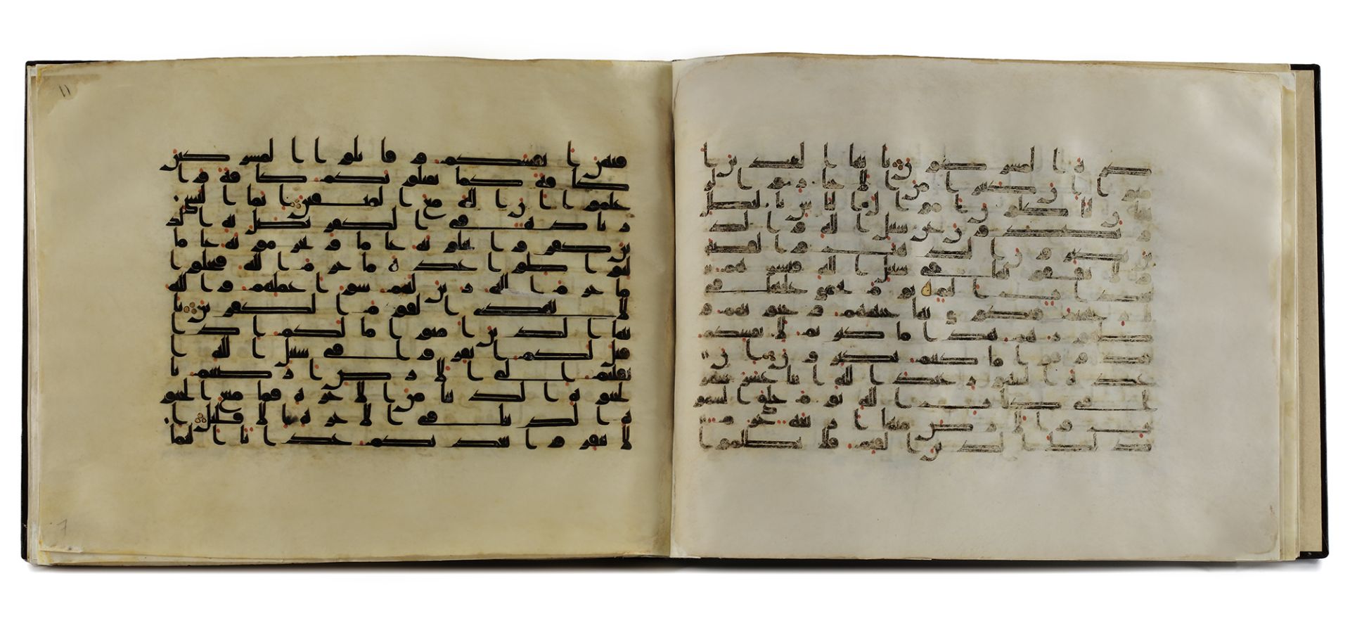 A BOUND GROUP OF TWENTY-NINE LEAVES FROM SEVEN SURAHS OF A DISPERSED MANUSCRIPT OF THE QURAN WRITTEN - Bild 13 aus 33