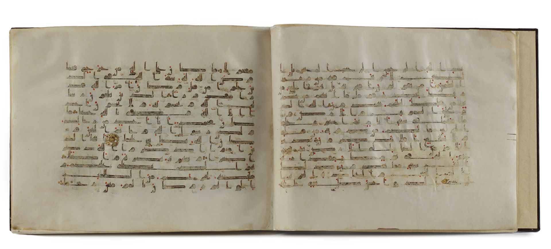 A BOUND GROUP OF TWENTY-NINE LEAVES FROM SEVEN SURAHS OF A DISPERSED MANUSCRIPT OF THE QURAN WRITTEN - Bild 21 aus 33