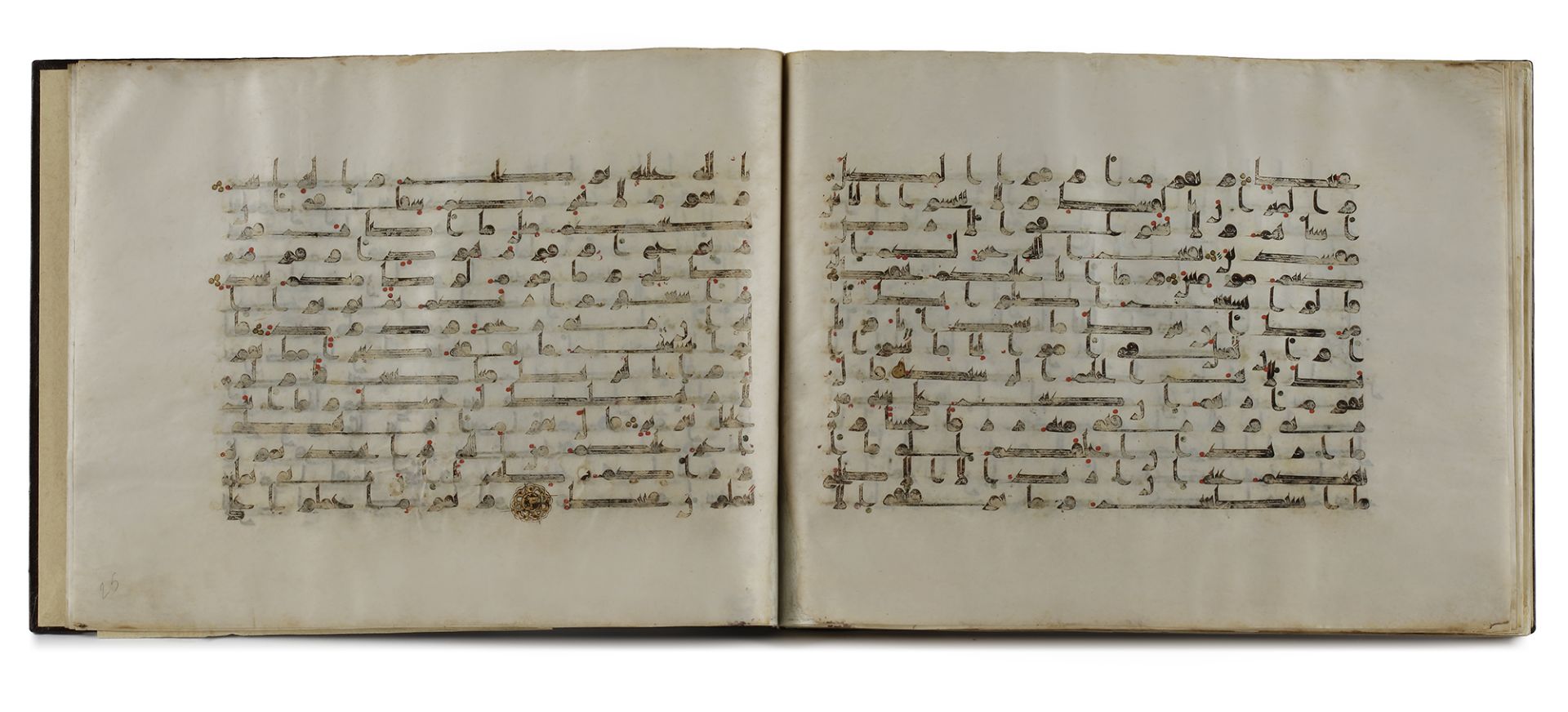 A BOUND GROUP OF TWENTY-NINE LEAVES FROM SEVEN SURAHS OF A DISPERSED MANUSCRIPT OF THE QURAN WRITTEN - Bild 25 aus 33
