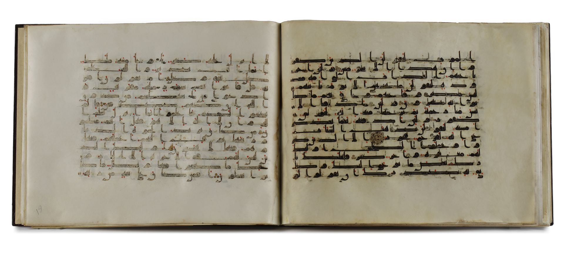 A BOUND GROUP OF TWENTY-NINE LEAVES FROM SEVEN SURAHS OF A DISPERSED MANUSCRIPT OF THE QURAN WRITTEN - Bild 14 aus 33