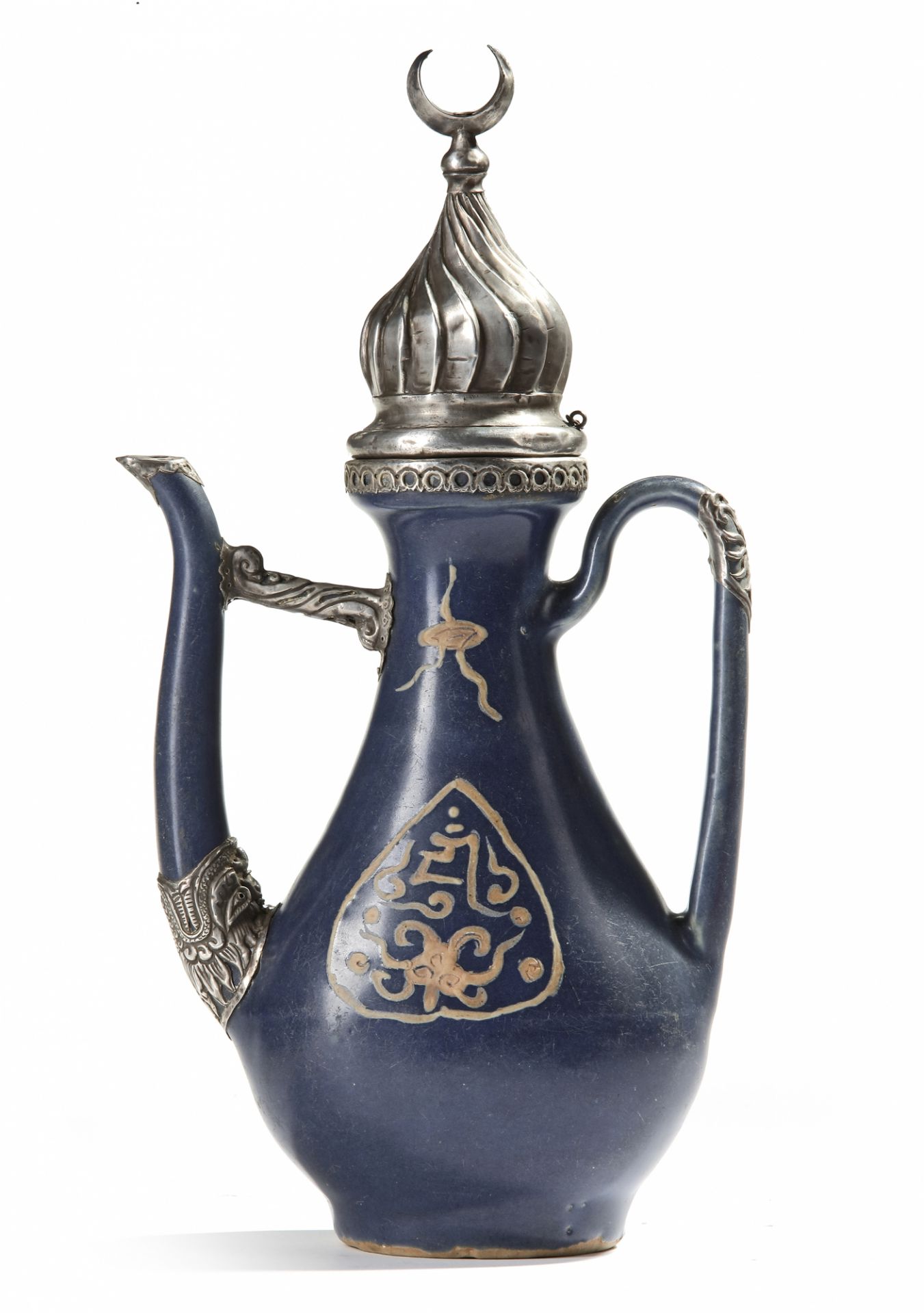 A MING METAL-MOUNTED BLUE-GLAZED EWER FOR THE ISLAMIC MARKET, CHINA, 16TH-17TH CENTURY - Bild 3 aus 5