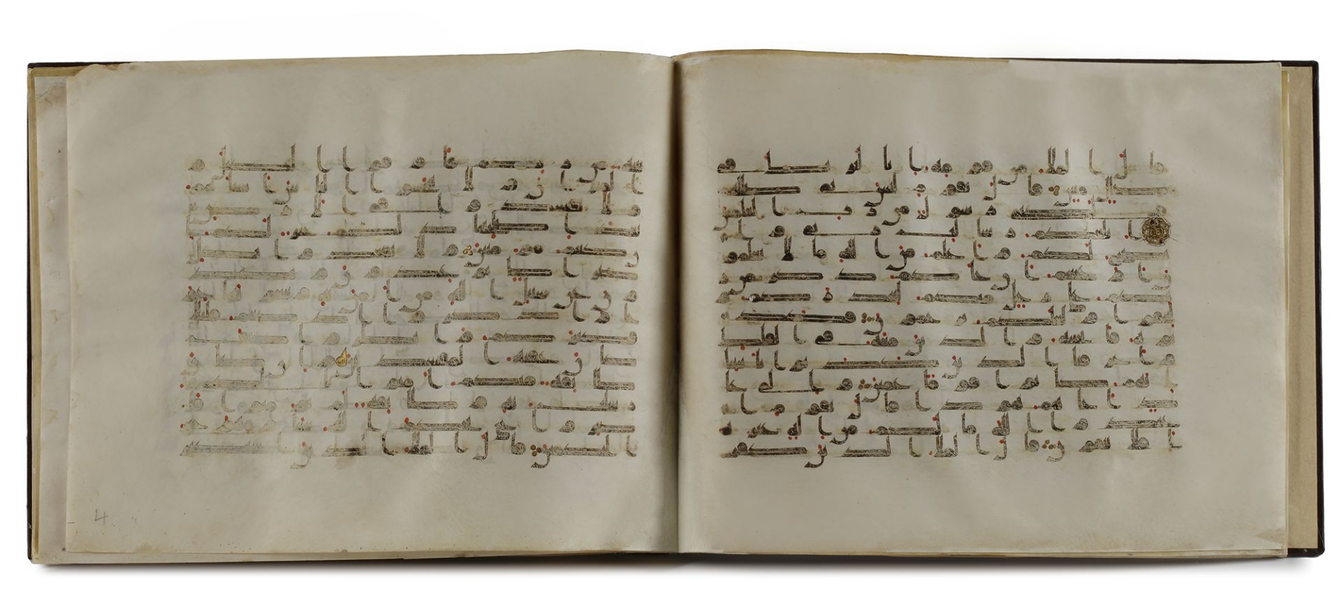 A BOUND GROUP OF TWENTY-NINE LEAVES FROM SEVEN SURAHS OF A DISPERSED MANUSCRIPT OF THE QURAN WRITTEN - Bild 6 aus 33