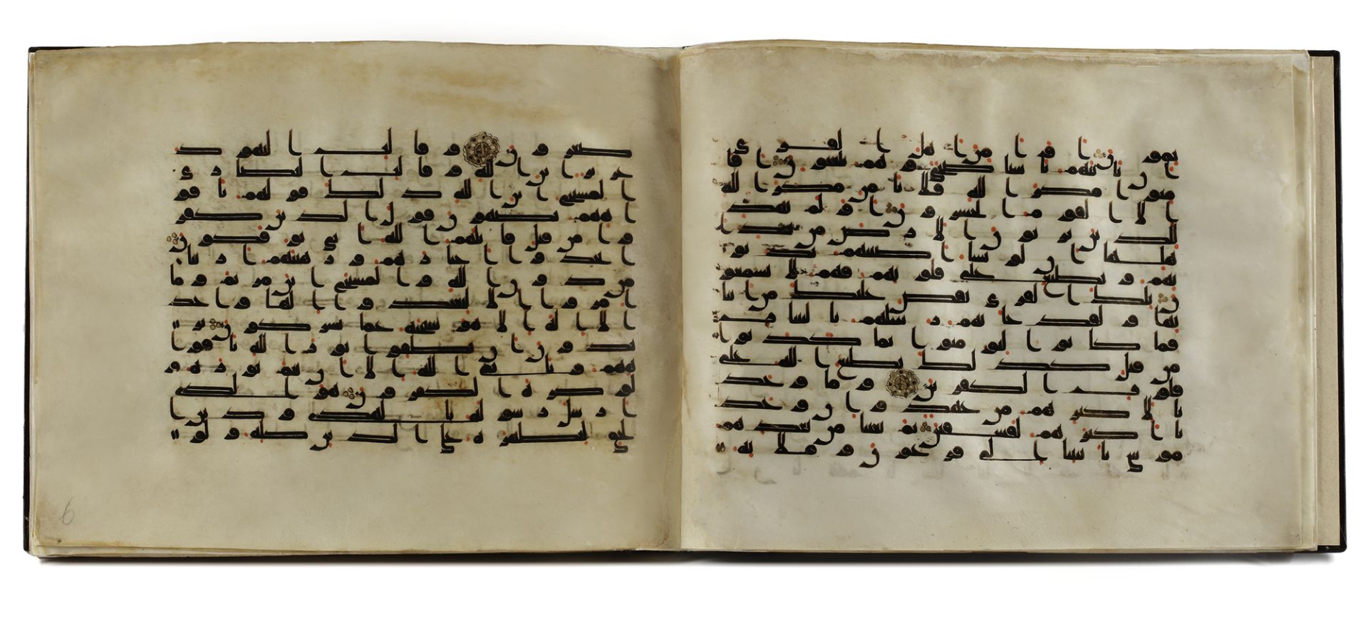 A BOUND GROUP OF TWENTY-NINE LEAVES FROM SEVEN SURAHS OF A DISPERSED MANUSCRIPT OF THE QURAN WRITTEN - Bild 5 aus 33