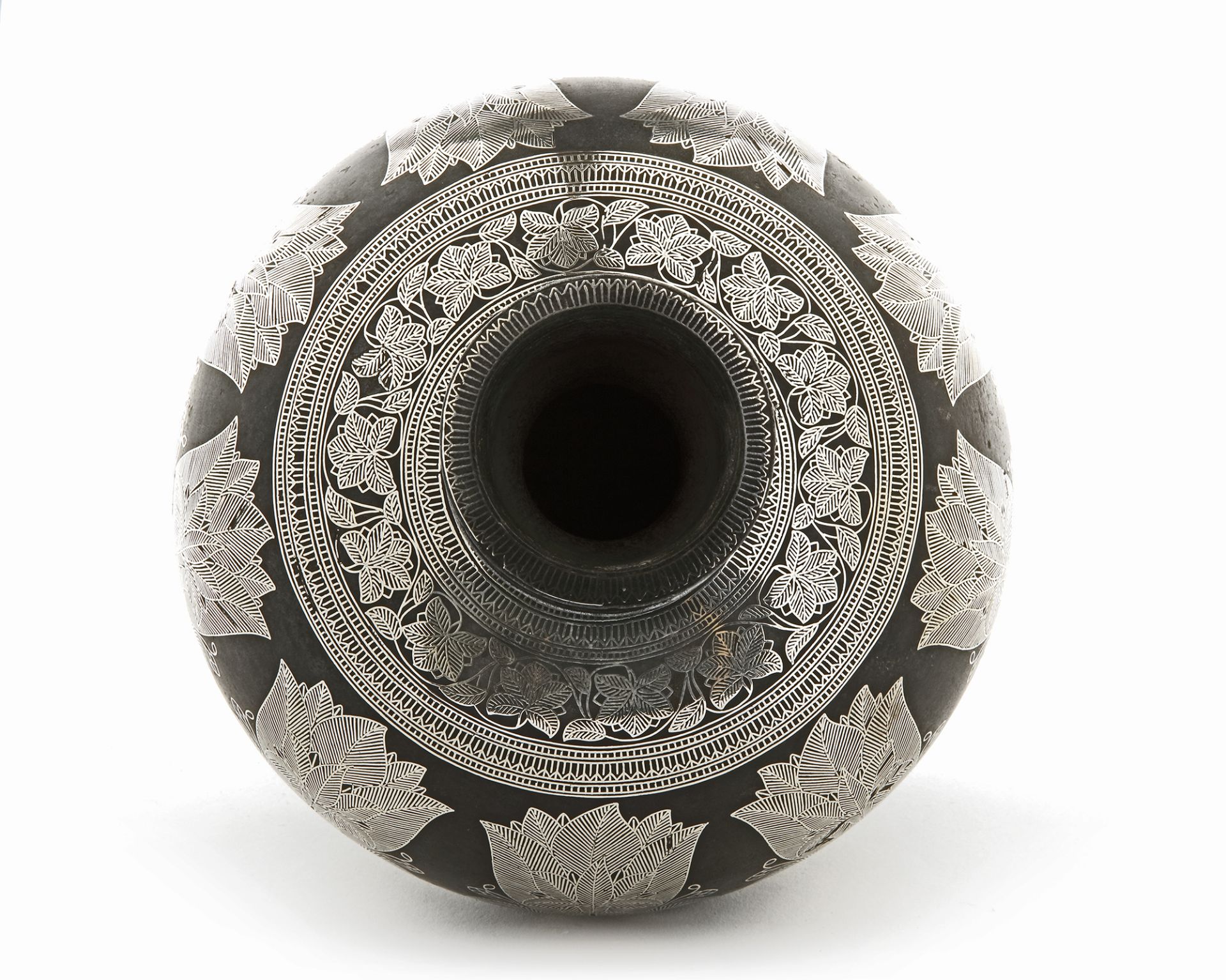 A SILVER-OVERLAID ALLOY BIDRI HUQQA BASE, DECCAN, 19TH CENTURY - Image 7 of 10