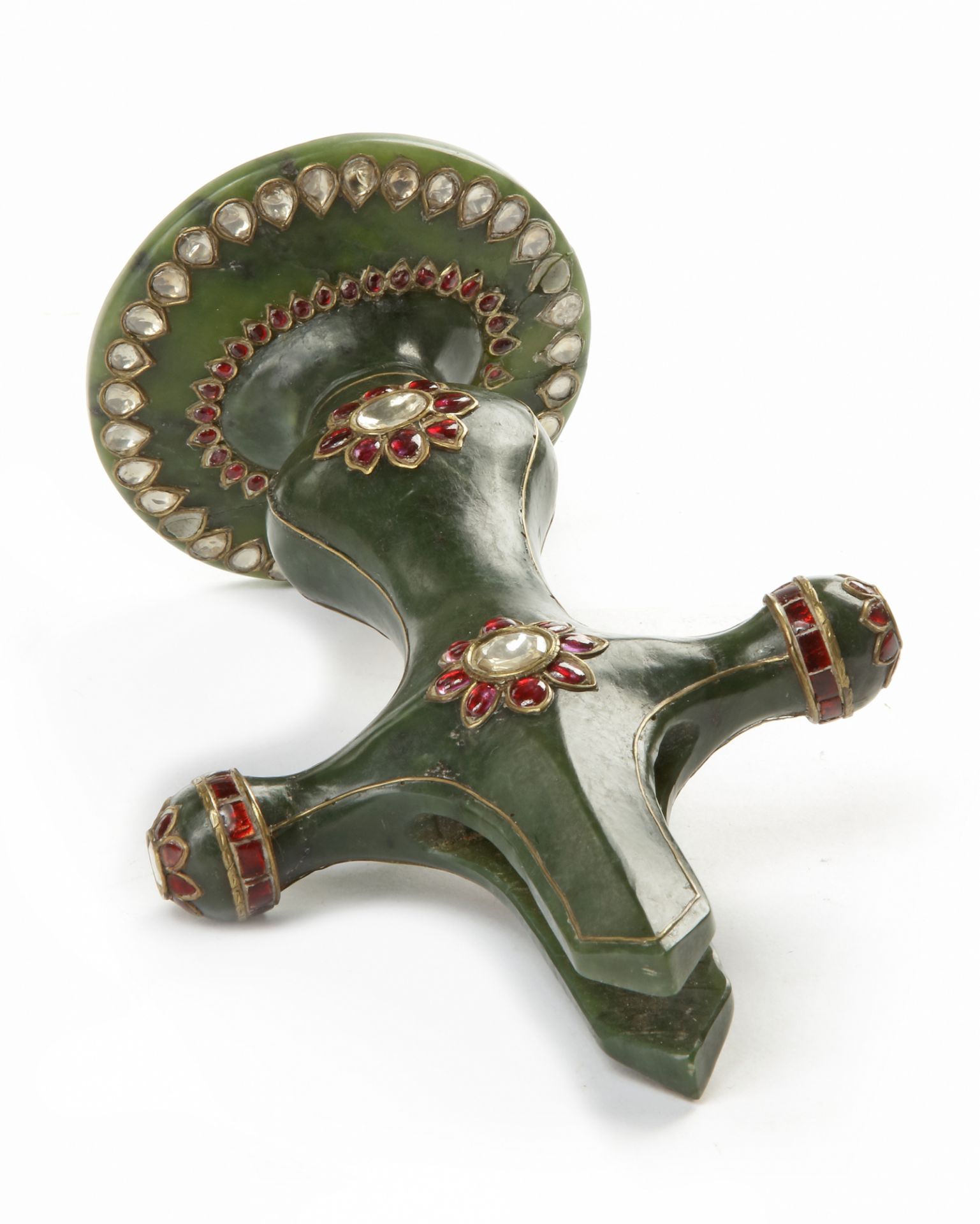 A MUGHAL GEM-SET JADE TALWAR HILT, INDIA, 19TH CENTURY - Bild 2 aus 6