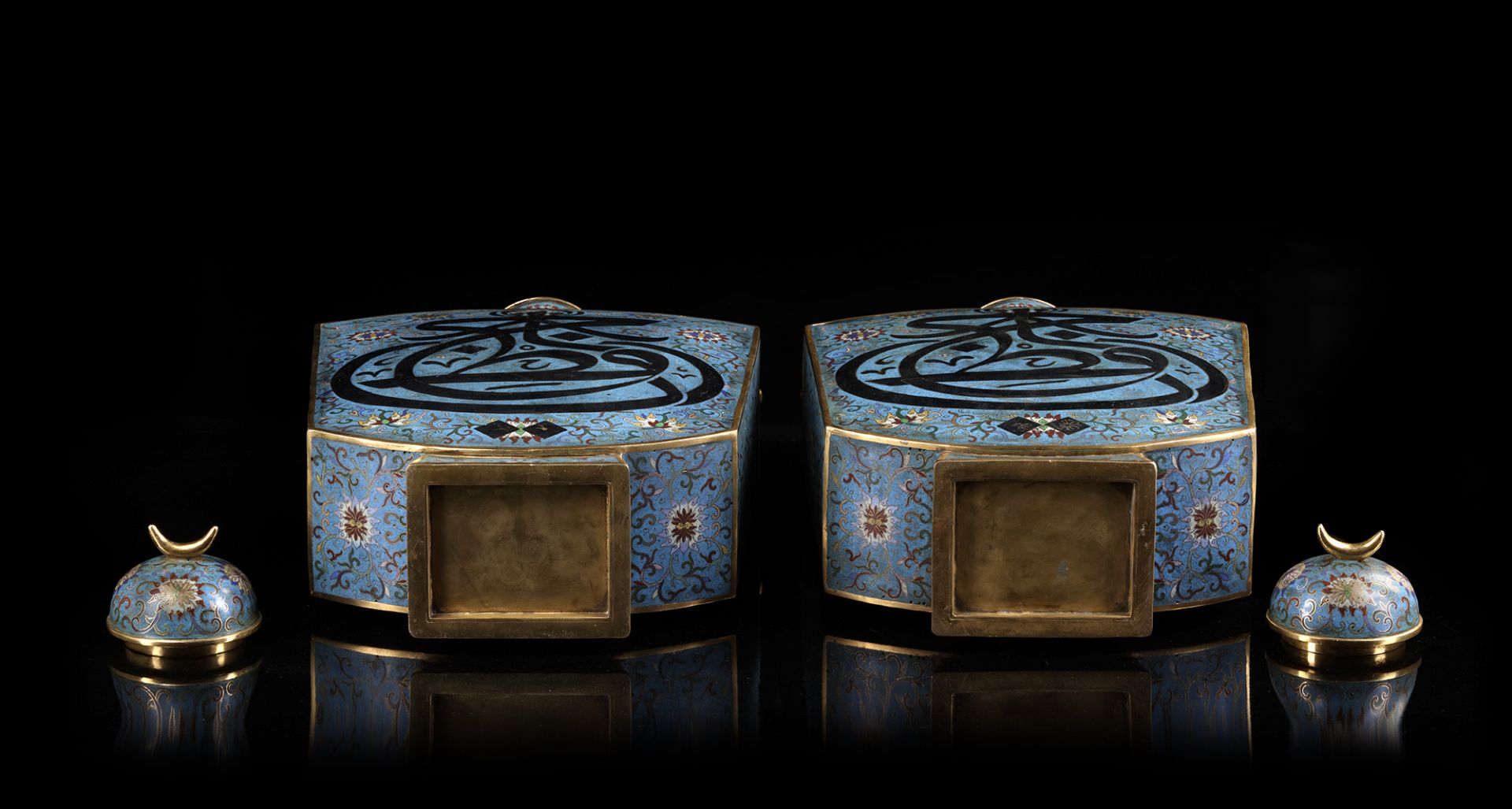 A PAIR OF LARGE CLOISONNÉ FLASKS AND COVERS, CHINA, CIRCA 1900 - Image 9 of 12