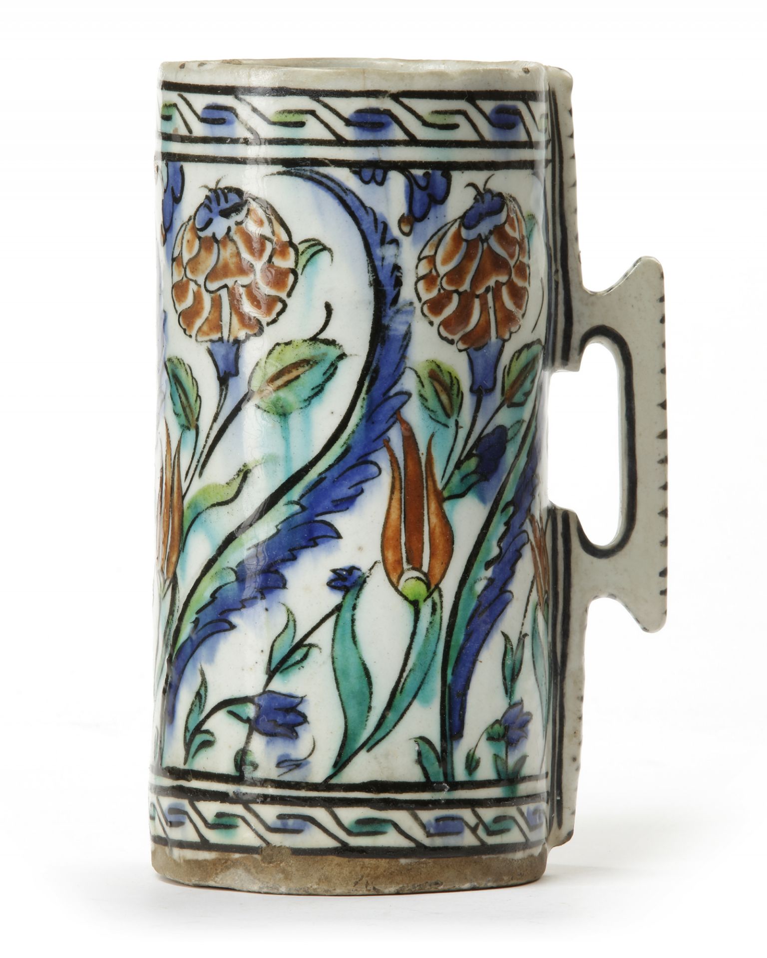 A LARGE IZNIK POTTERY TANKARD, OTTOMAN TURKEY, CIRCA 1580