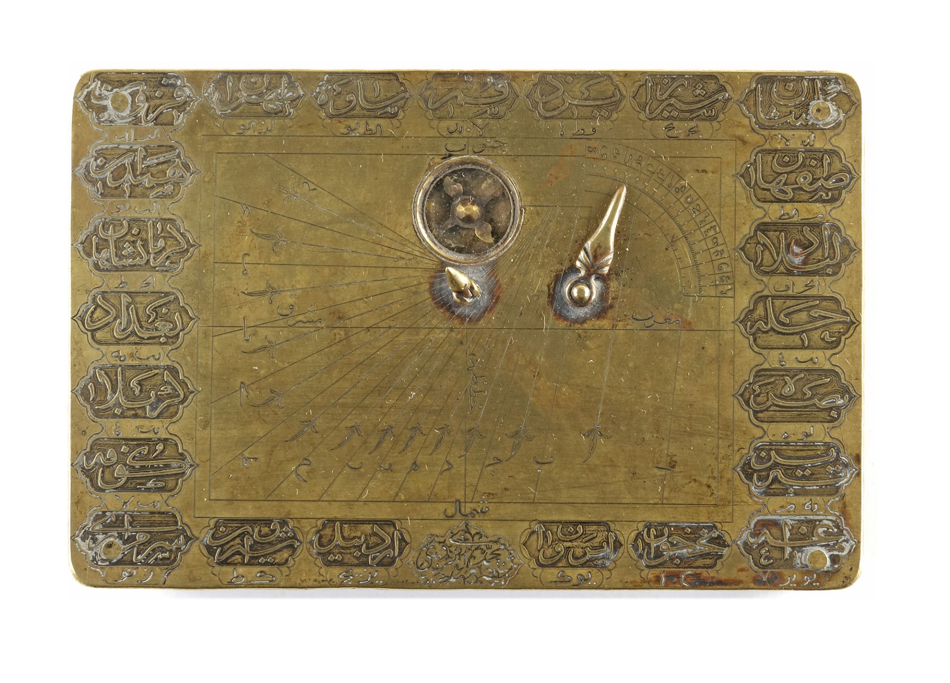 A SAVAFID BRASS HORIZONTAL DIAL AND QIBLA INDICATORS, SIGNED BY MUHAMMAD MAHDI AL-YAZDI, PERSIA, SEC - Bild 2 aus 8