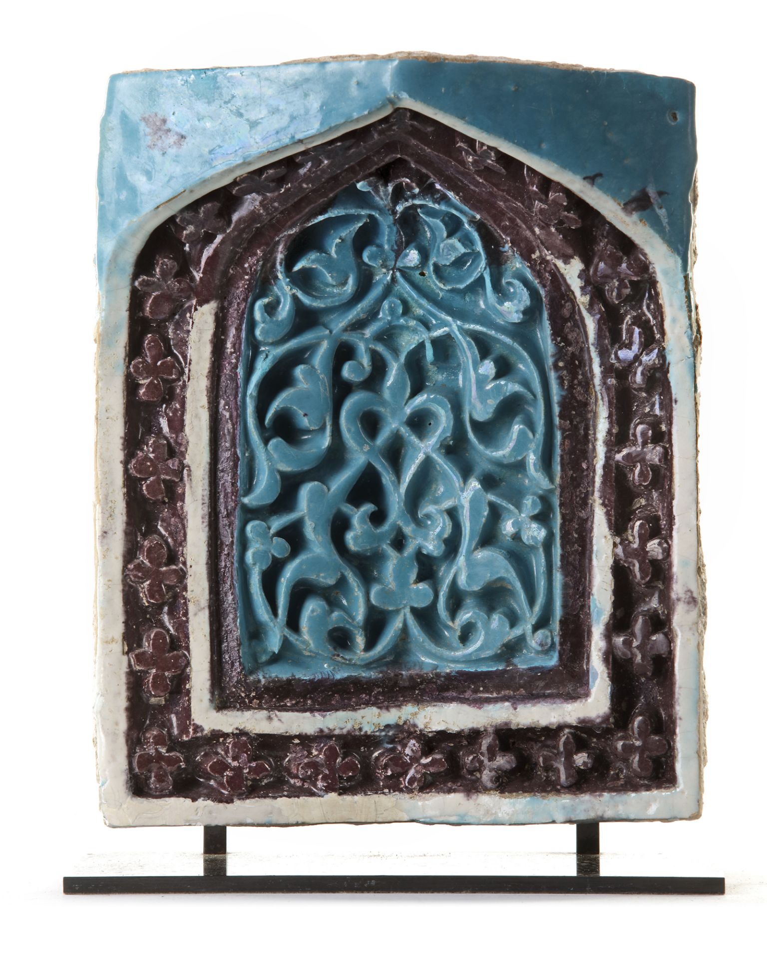 A TIMURID MONOCHROME MOULDED POTTERY TILE (MUQARNA), 14TH CENTURY - Image 2 of 8