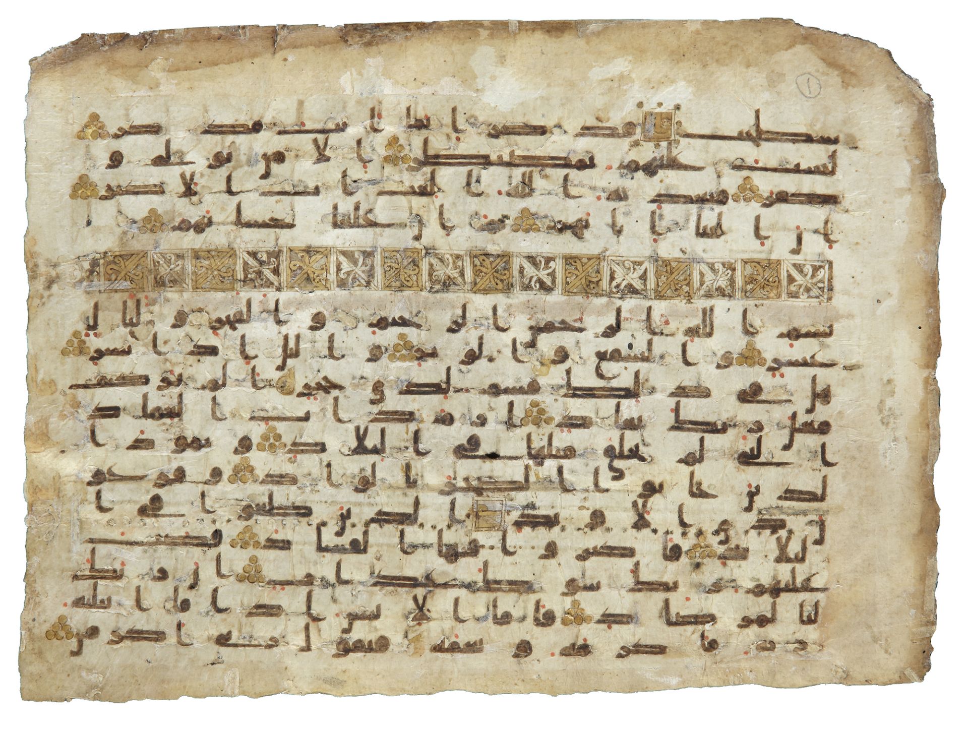 A KUFIC QURAN FOLIUM, ABBASID, 8TH-9TH CENTURY - Bild 2 aus 2