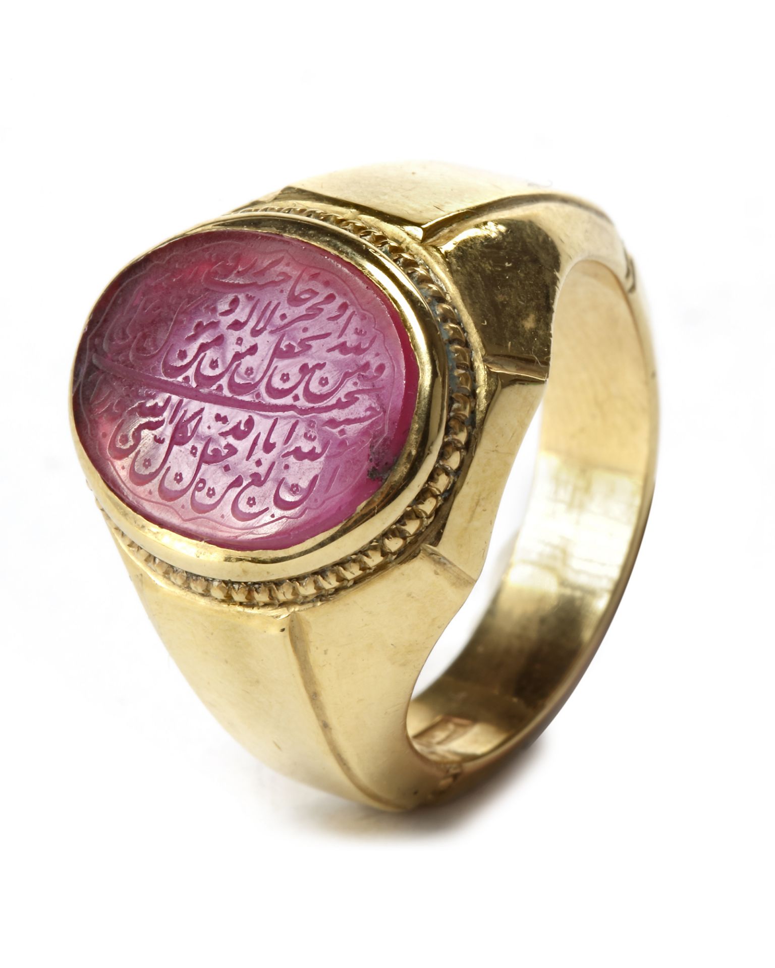 A MUGHAL RUBY AND GILT SILVER RING, CIRCA 1800 - Image 4 of 8