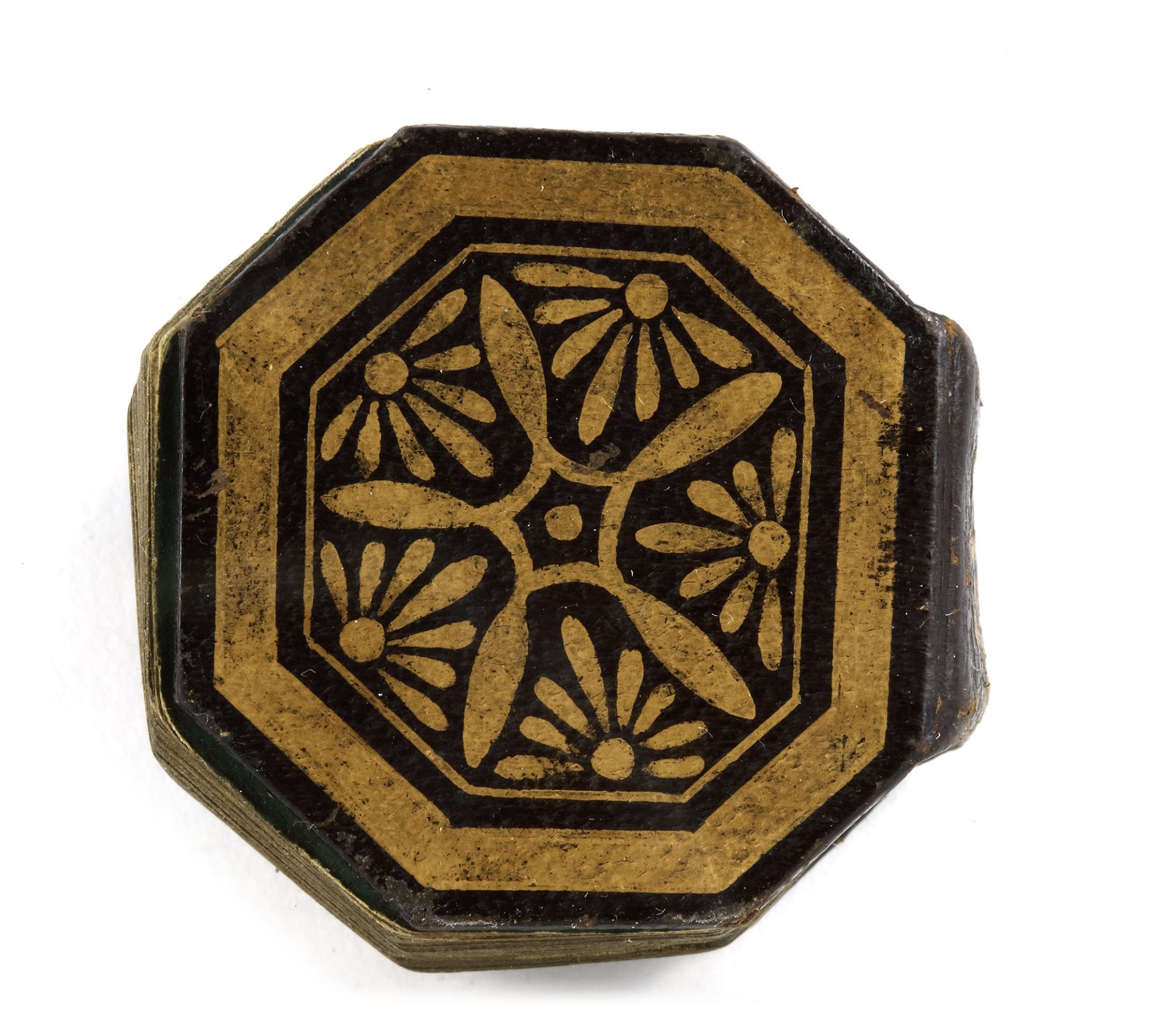 AN ILLUMINATED MINIATURE OCTAGONAL QURAN WITH THE LATER EMBOSSED NAME OF THE OWNER, AHMAD DHU'L KIFL - Bild 6 aus 7