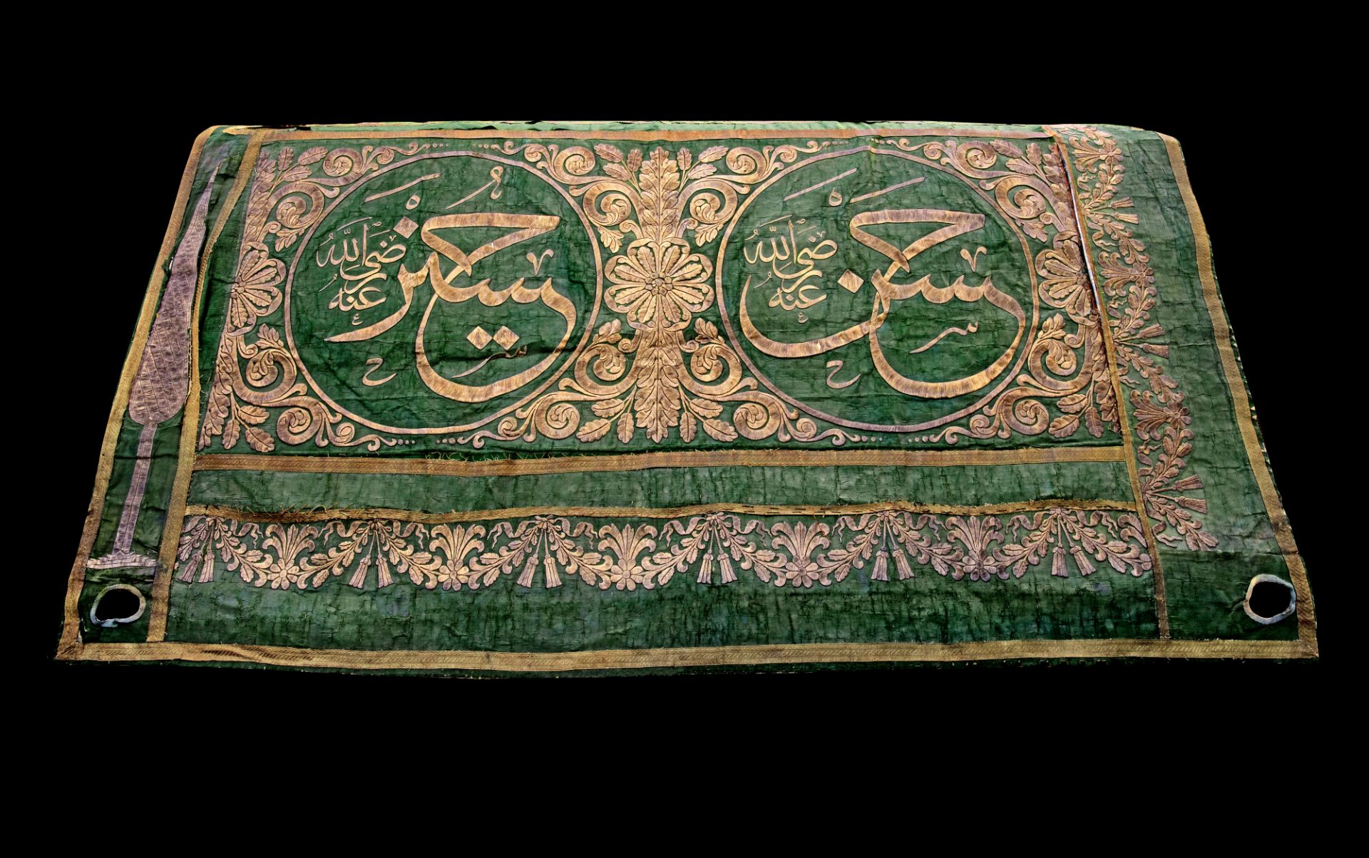 AN OTTOMAN GREEN METAL-THREAD TOMB COVER, CIRCA 1800 - Bild 2 aus 3