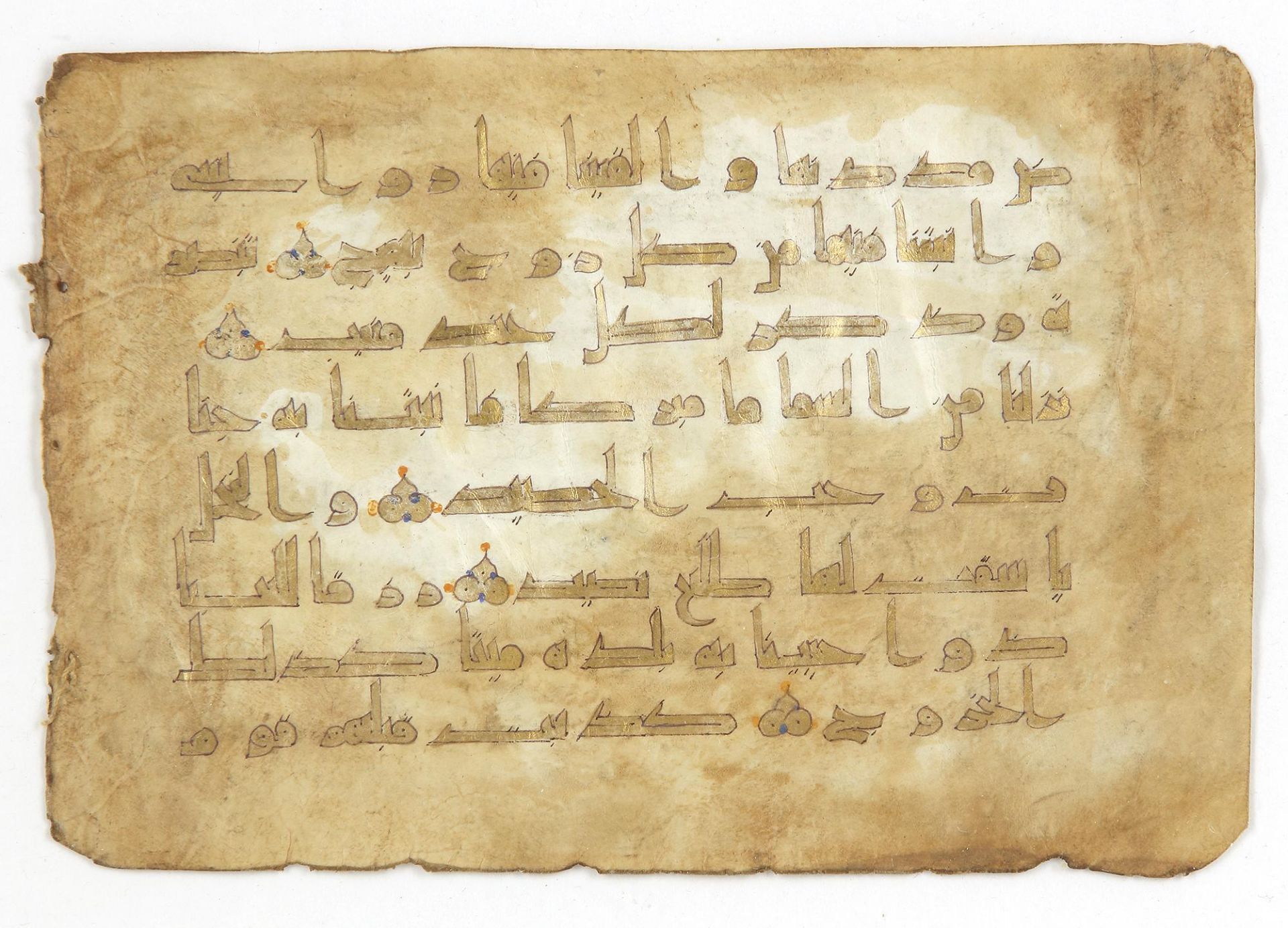 A GOLD QURAN KUFIC FOLIO, NORTH AFRICA, 9TH-10TH CENTURY - Image 4 of 4