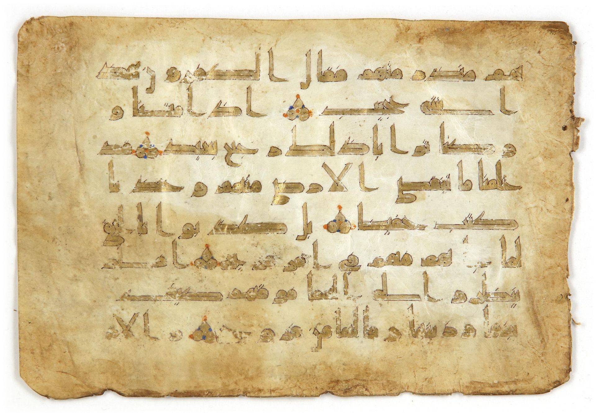 A GOLD QURAN KUFIC FOLIO, NORTH AFRICA, 9TH-10TH CENTURY - Image 2 of 4