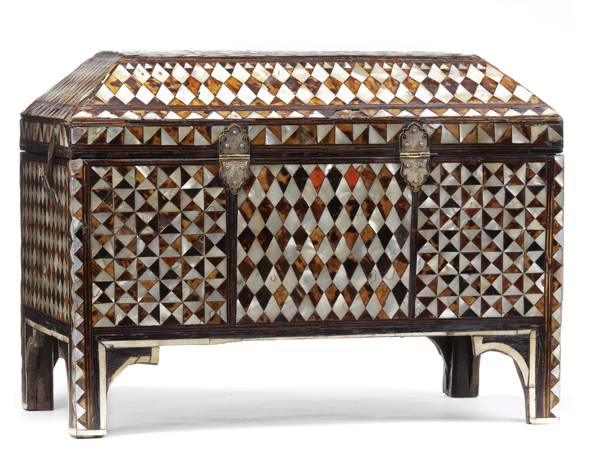 AN OTTOMAN RECTANGULAR MOTHER-OF-PEARL, TORTOISE AND BONE INLAID BOX, 18TH CENTURY - Bild 6 aus 8