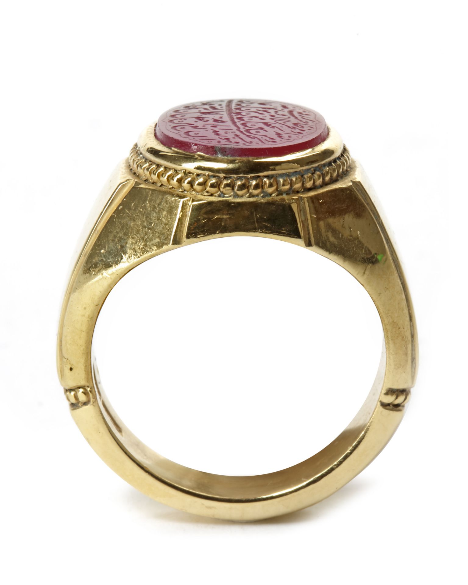 A MUGHAL RUBY AND GILT SILVER RING, CIRCA 1800 - Image 7 of 8