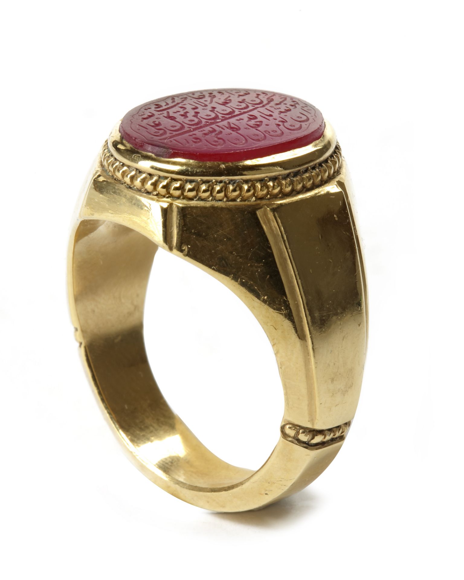 A MUGHAL RUBY AND GILT SILVER RING, CIRCA 1800 - Image 5 of 8