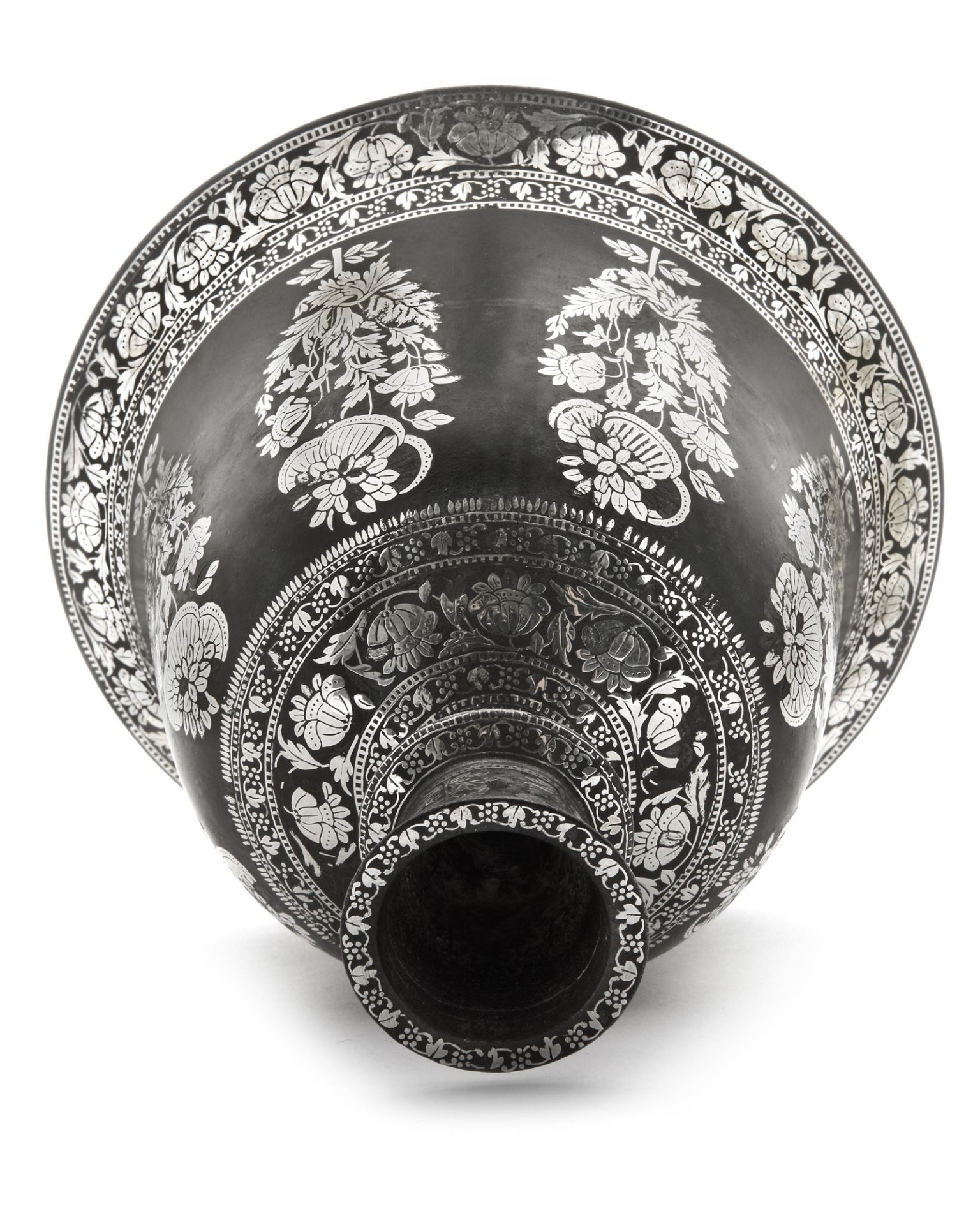 A SILVER-OVERLAID ALLOY BIDRI HUQQA BASE, DECCAN, 19TH CENTURY - Image 5 of 8