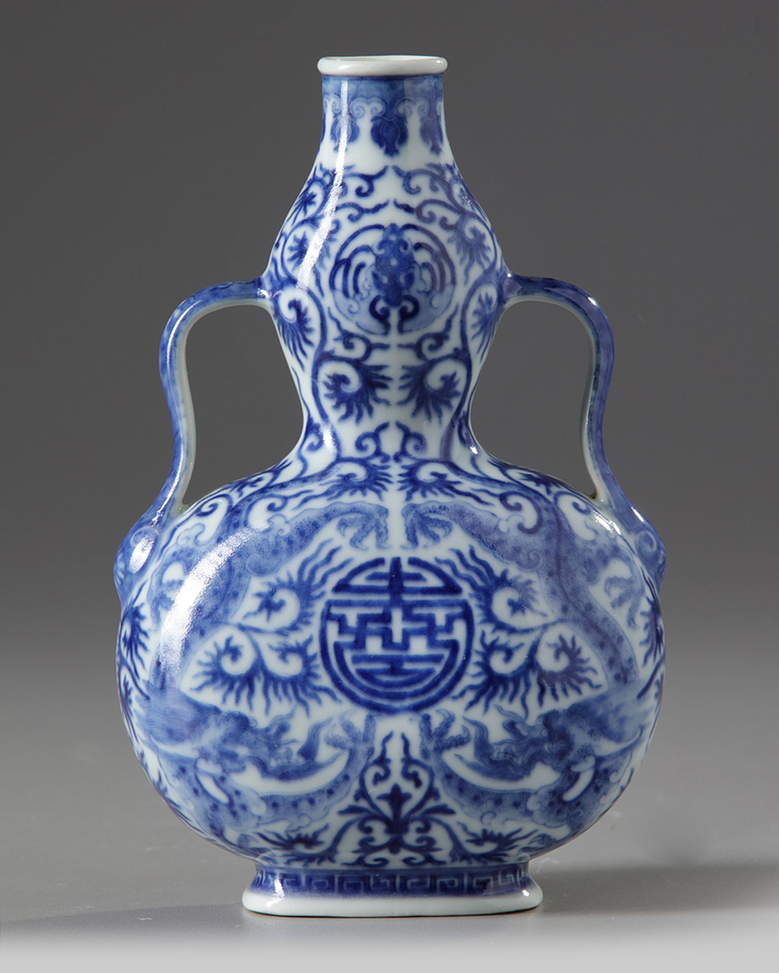 A CHINESE BLUE AND WHITE DOUBLE GOURD DRAGON VASE, QIANLONG SIX-CHARACTER SEAL MARK IN UNDERGLAZE BL - Bild 3 aus 5