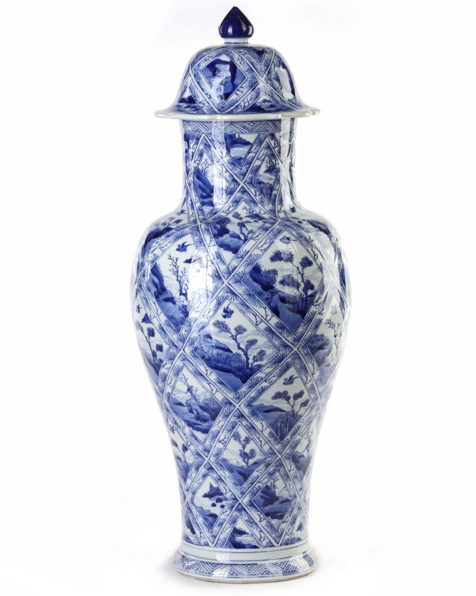 A LARGE CHINESE BLUE AND WHITE JAR AND COVER, KANGXI PERIOD (1662-1722) - Image 2 of 6