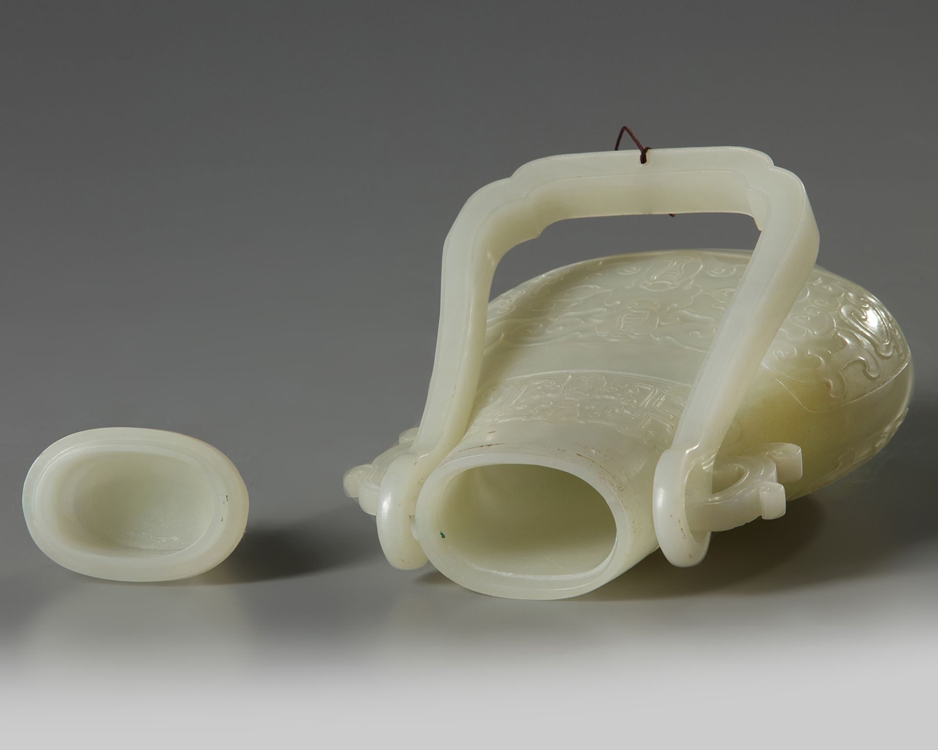 A CHINESE WHITE JADE HANGING VASE AND COVER, QING DYNASTY (1644-1911) - Image 4 of 5