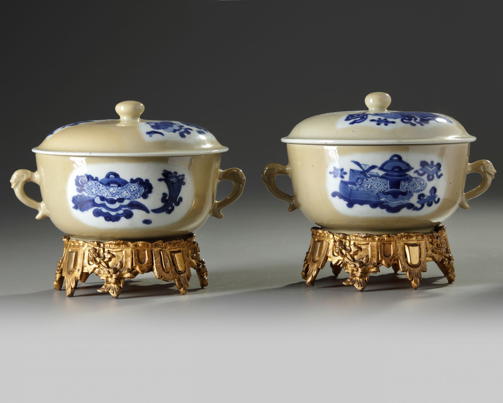 A PAIR OF CHINESE CAFE-AU-LAIT-GROUND BLUE AND WHITE POTICHES AND COVER, KANGXI PERIOD (1662-1722) - Image 2 of 9