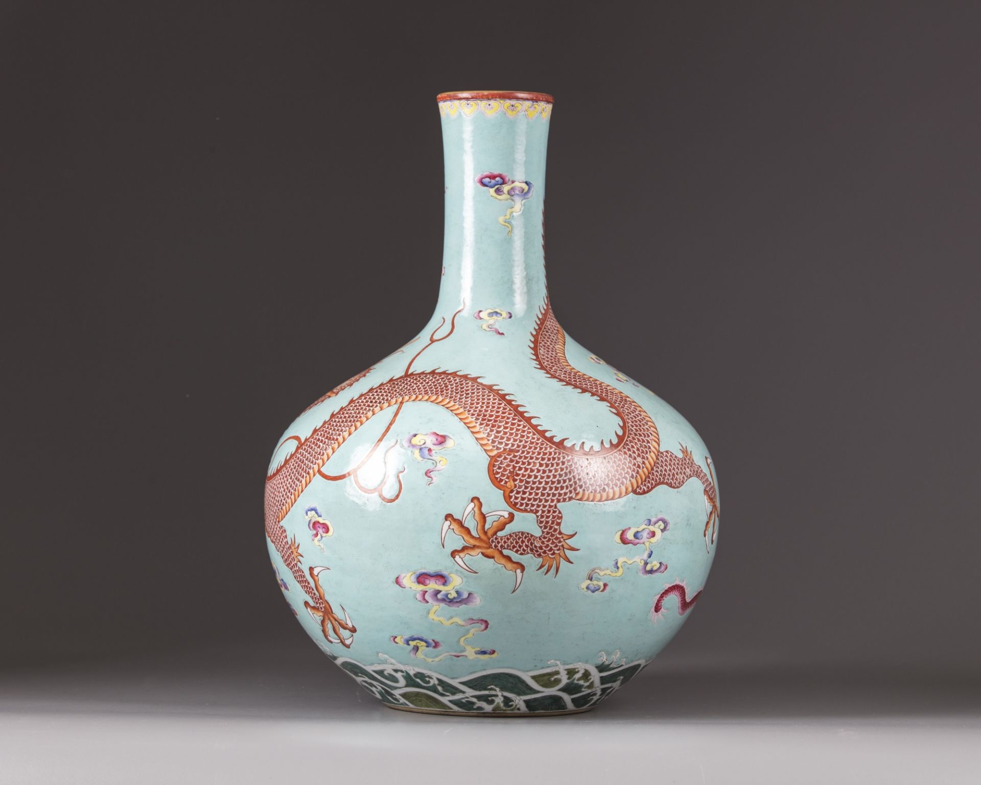 A CHINESE TURQUOISE-GROUND FAMILLE ROSE BOTTLE VASE, TIANQIUPING,19TH-20THCENTURY - Bild 2 aus 11