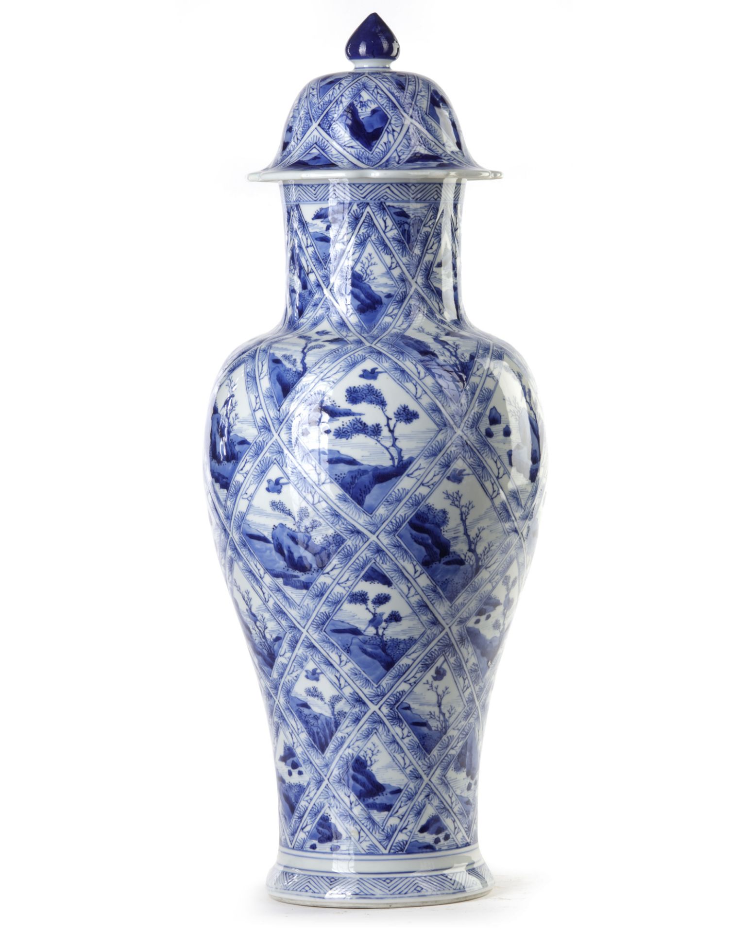 A LARGE CHINESE BLUE AND WHITE JAR AND COVER, KANGXI PERIOD (1662-1722)