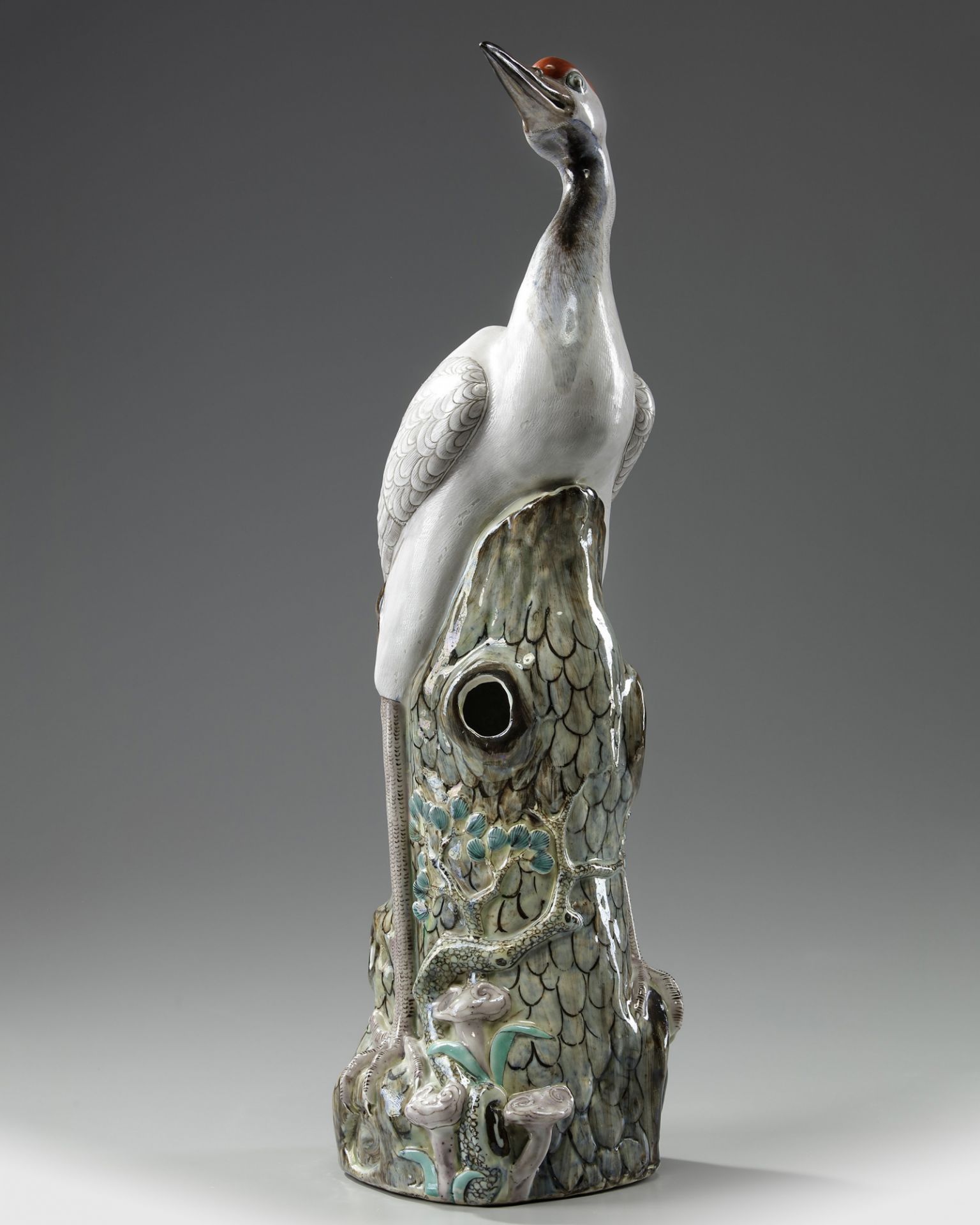 A CHINESE ENAMELED PORCELAIN CRANE BIRD, 19TH CENTURY - Bild 3 aus 5