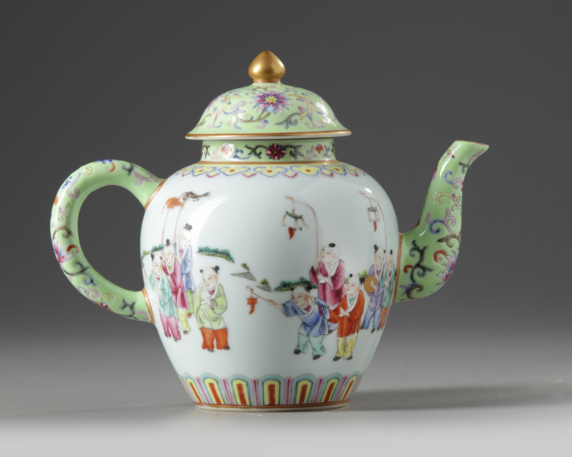 A CHINESE FAMILLE ROSE 'BOYS' TEAPOT AND COVER, 19TH-20TH CENTURY - Bild 2 aus 6