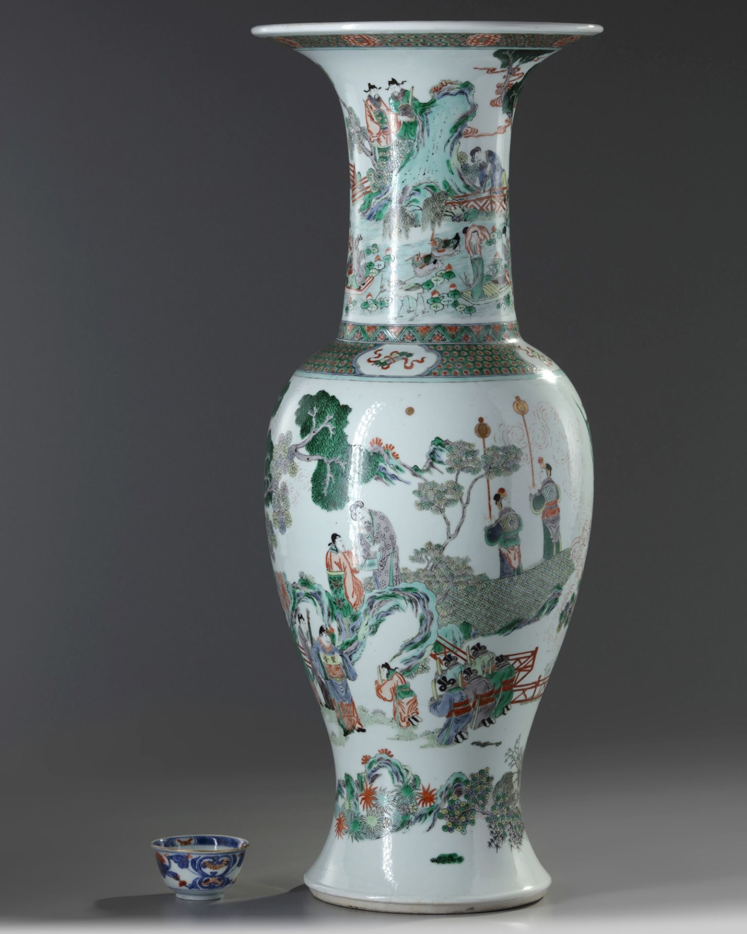 A CHINESE FAMILLE VERTE 'FIGURAL' PHOENIX TAIL VASE, 19TH CENTURY - Image 3 of 5