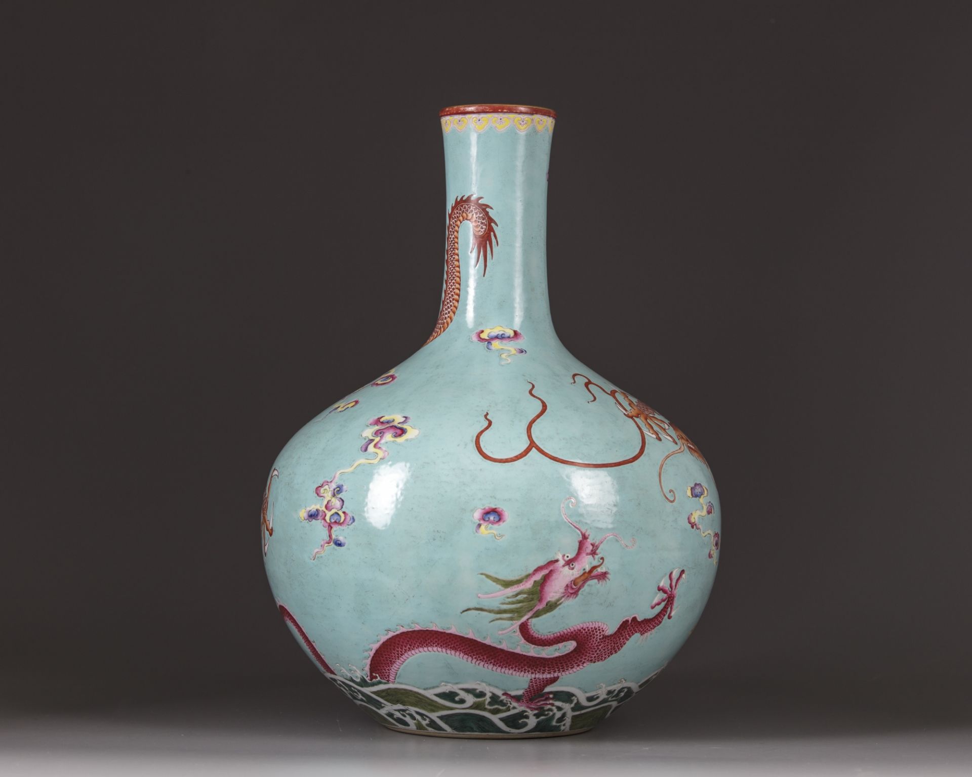 A CHINESE TURQUOISE-GROUND FAMILLE ROSE BOTTLE VASE, TIANQIUPING,19TH-20THCENTURY - Bild 4 aus 11