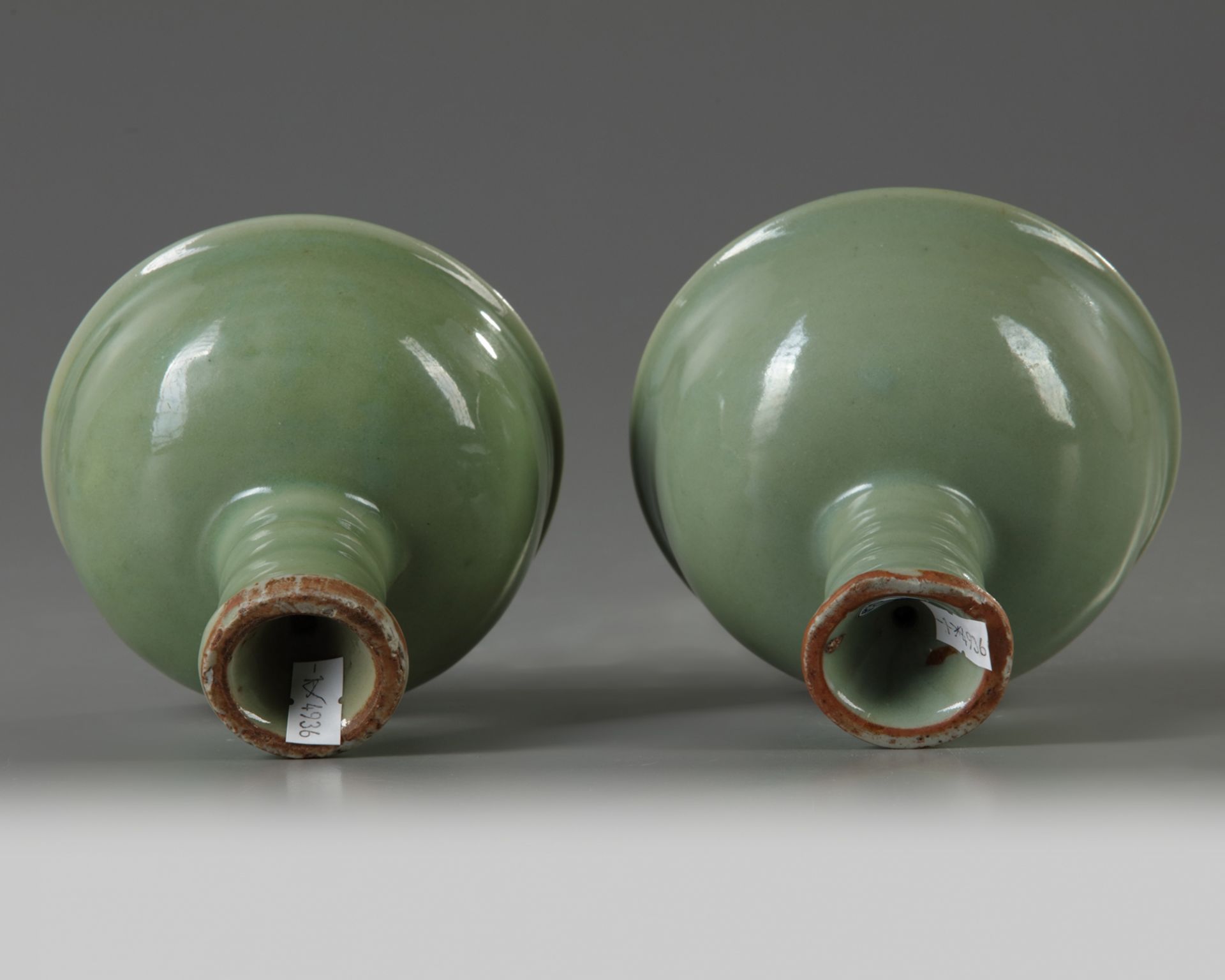 A SIMILAR PAIR OF CHINESE CELADON GLAZED STEMCUPS, LATE YUAN, EARLY MING DYNASTY, 14TH CENTURY - Bild 4 aus 5