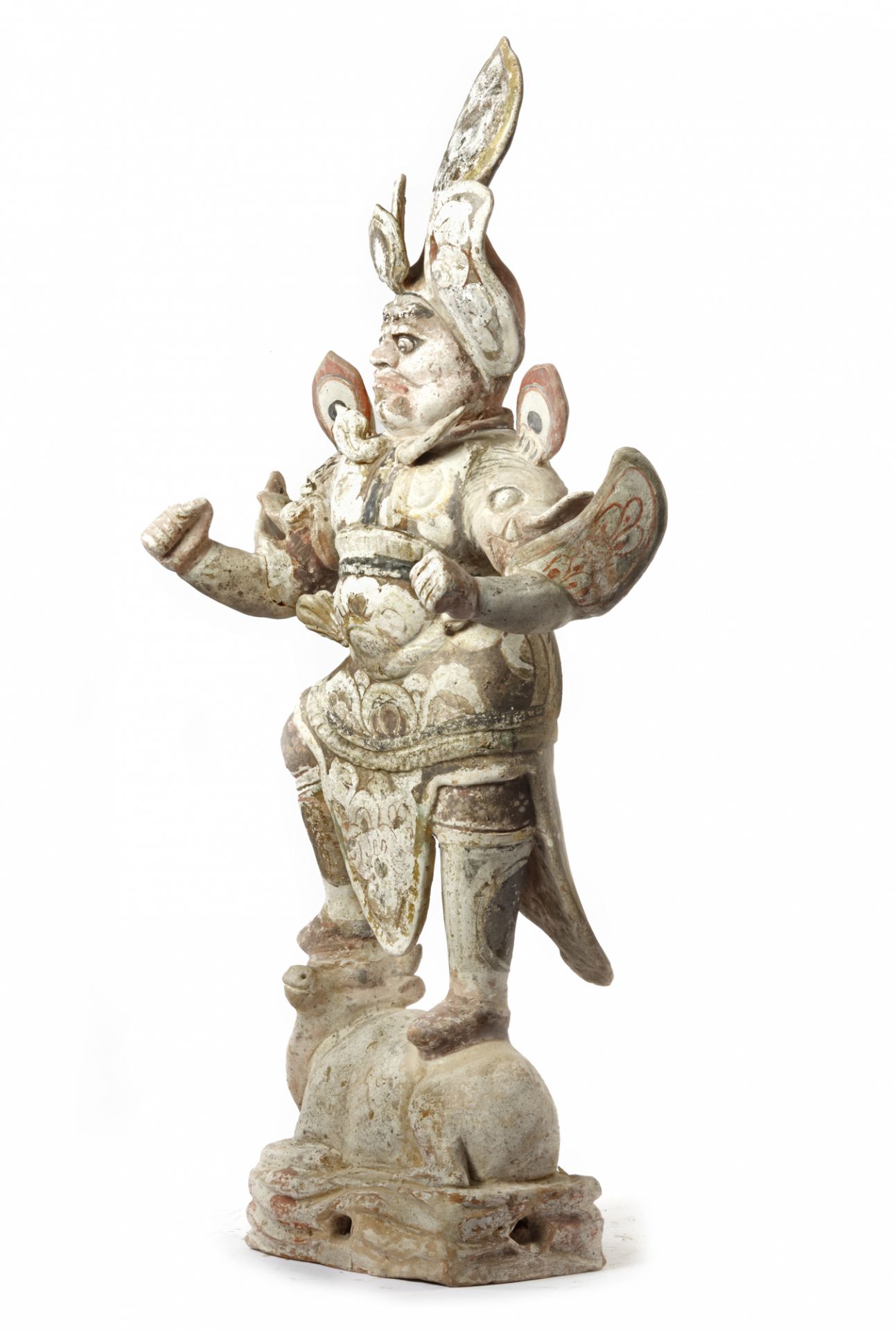 A CHINESE PAINTED POTTERY GUARDIAN, TANG DYNASTY (618-907) - Bild 3 aus 4