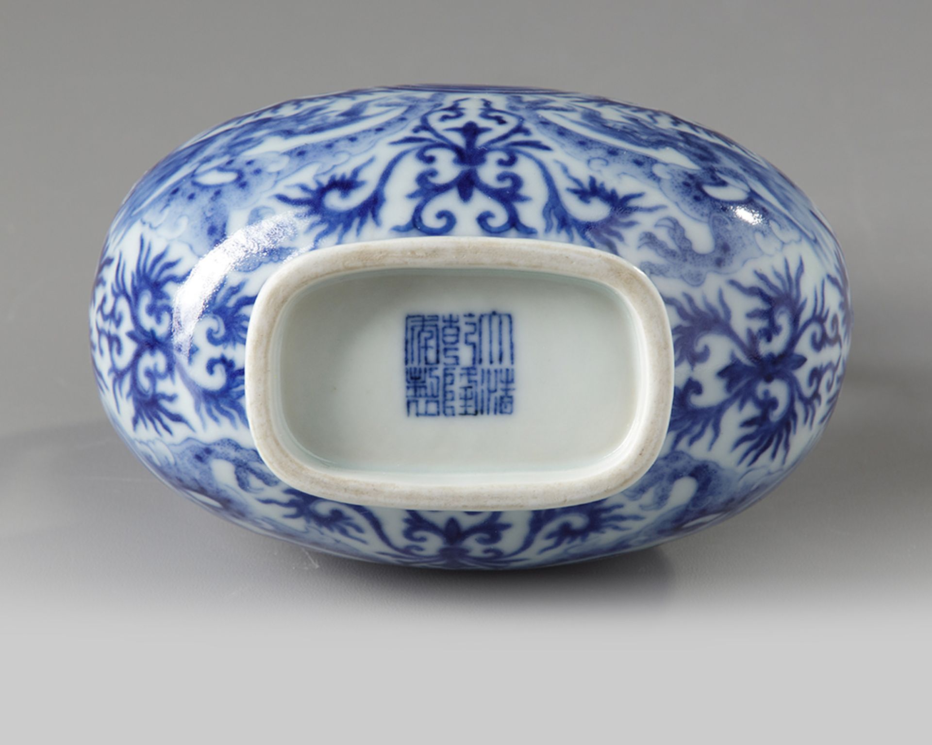 A CHINESE BLUE AND WHITE DOUBLE GOURD DRAGON VASE, QIANLONG SIX-CHARACTER SEAL MARK IN UNDERGLAZE BL - Bild 5 aus 5