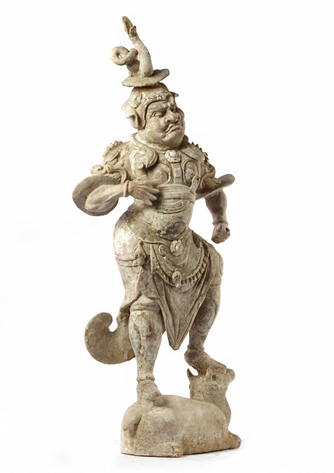 A CHINESE PAINTED POTTERY GUARDIAN, TANG DYNASTY (618-907) - Bild 2 aus 4