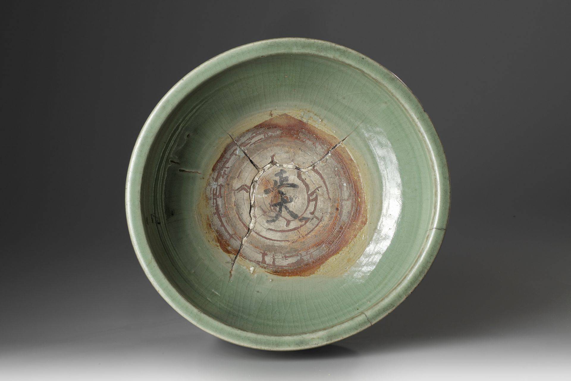 A LARGE CELADON 'LONGQUAN' TRIPOD CENSER, MING DYNASTY (1368-1644) - Image 5 of 6