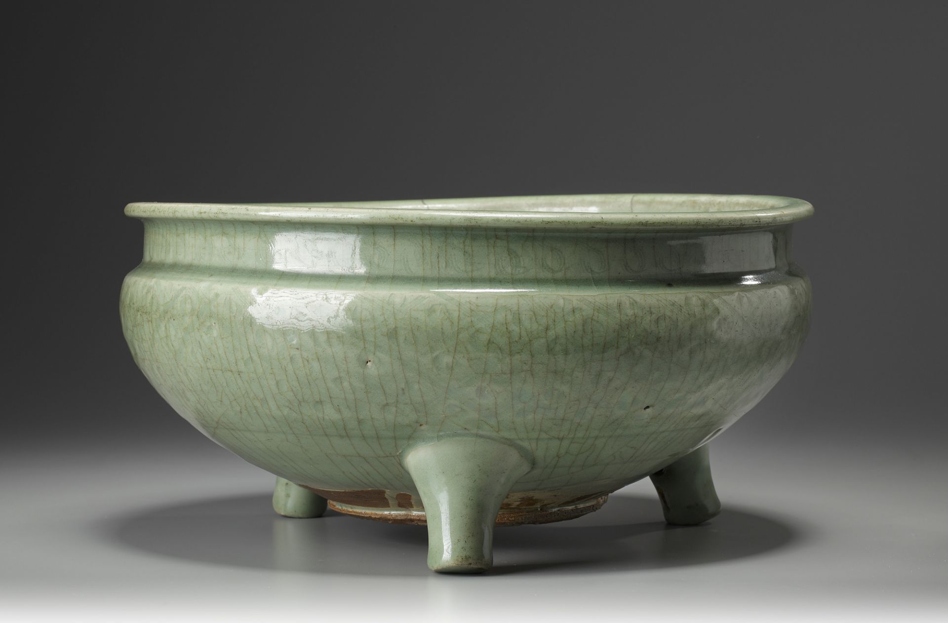 A LARGE CELADON 'LONGQUAN' TRIPOD CENSER, MING DYNASTY (1368-1644) - Image 2 of 6