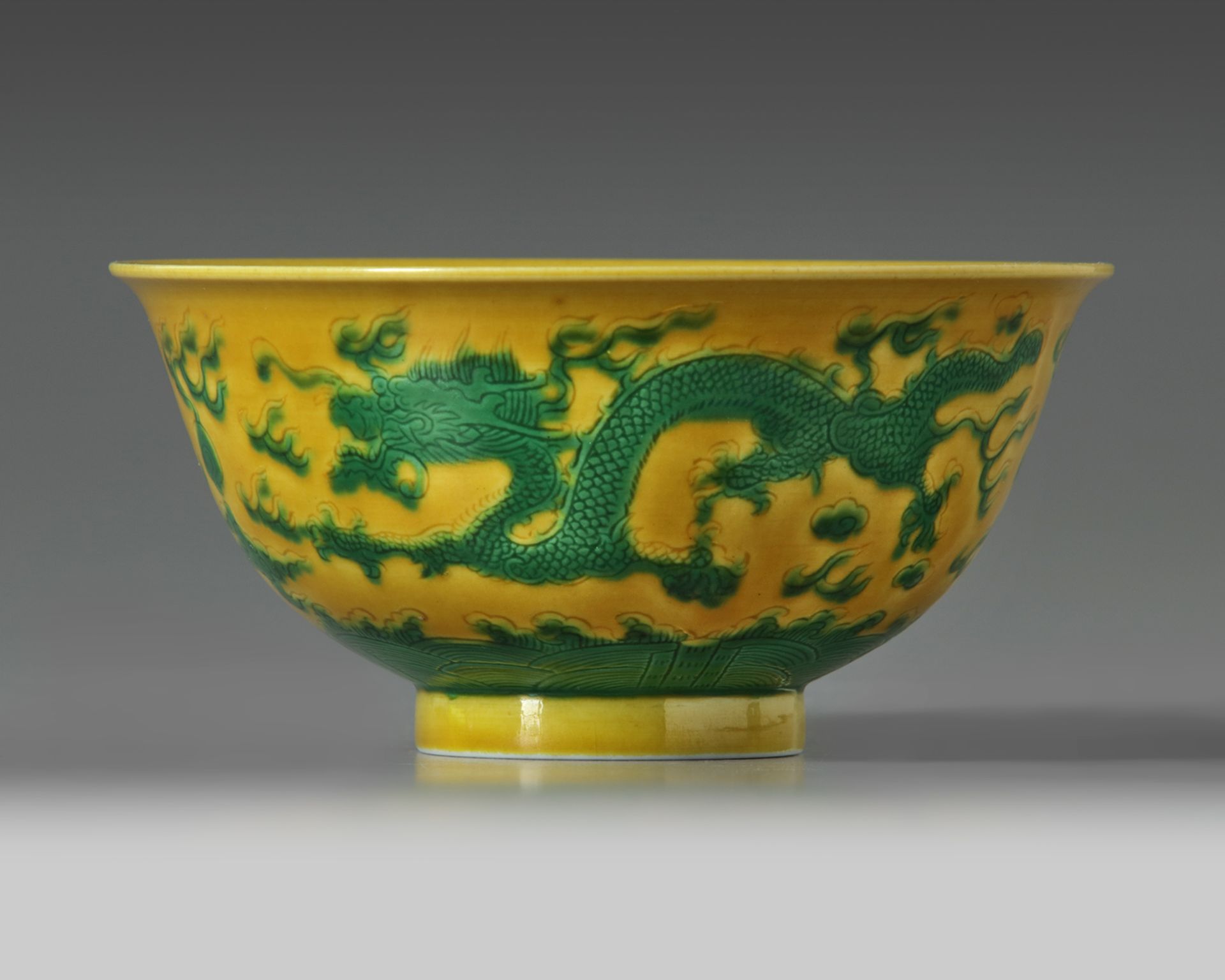 A CHINESE YELLOW-GROUND GREEN-ENAMELLED DRAGON' BOWL, QIANLONG SEAL MARK IN UNDERGLAZE BLUE AND OF T - Image 2 of 5