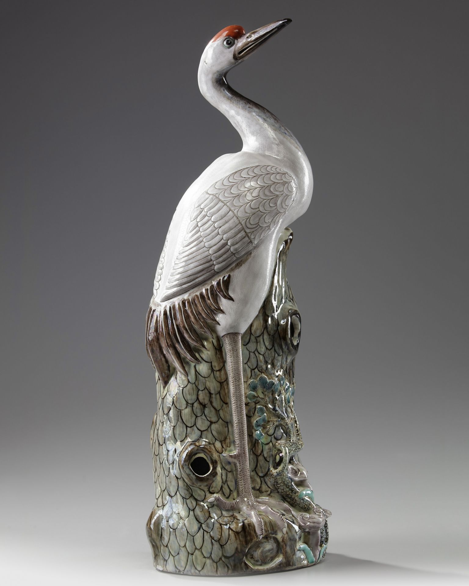 A CHINESE ENAMELED PORCELAIN CRANE BIRD, 19TH CENTURY - Bild 2 aus 5