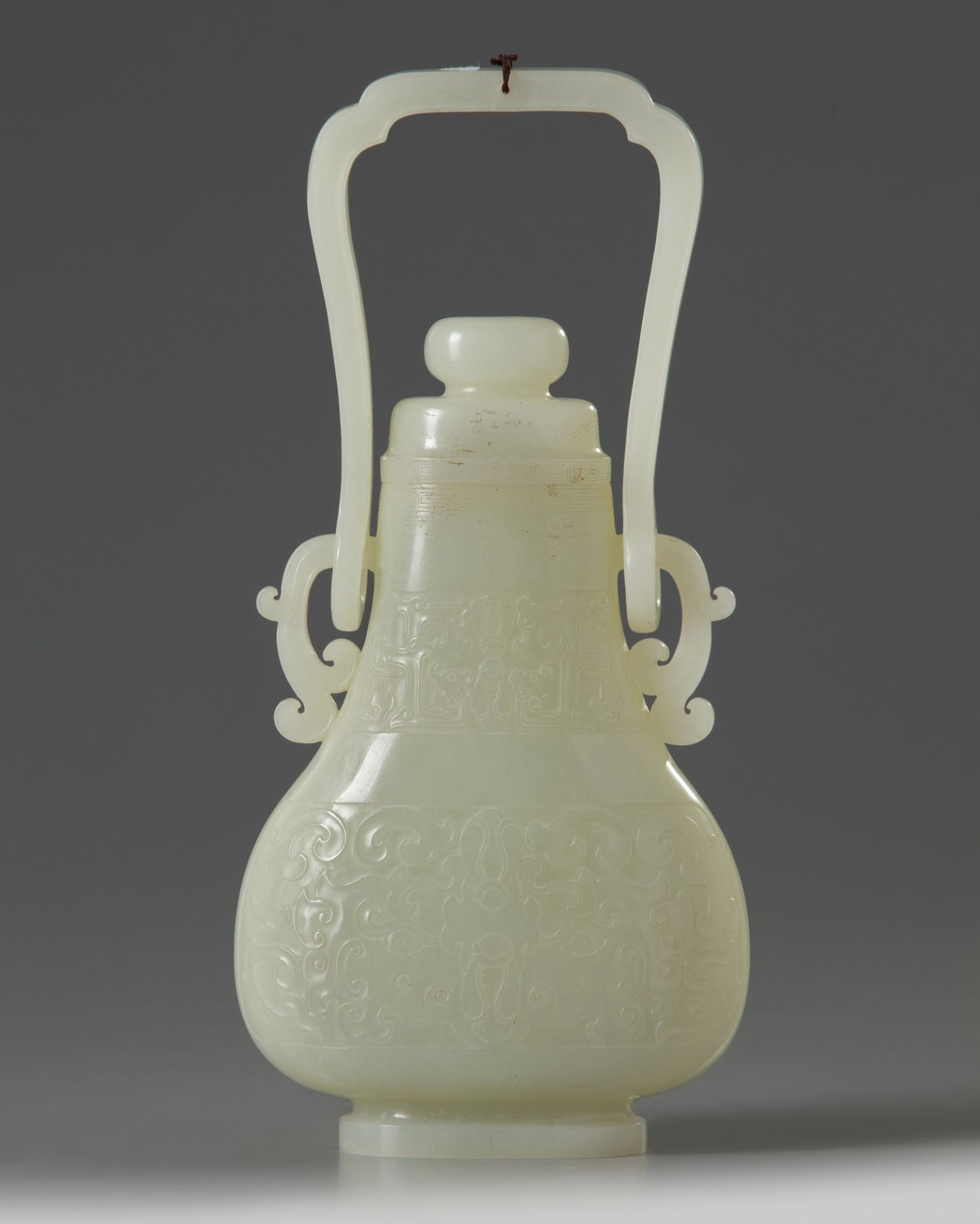 A CHINESE WHITE JADE HANGING VASE AND COVER, QING DYNASTY (1644-1911) - Bild 3 aus 5