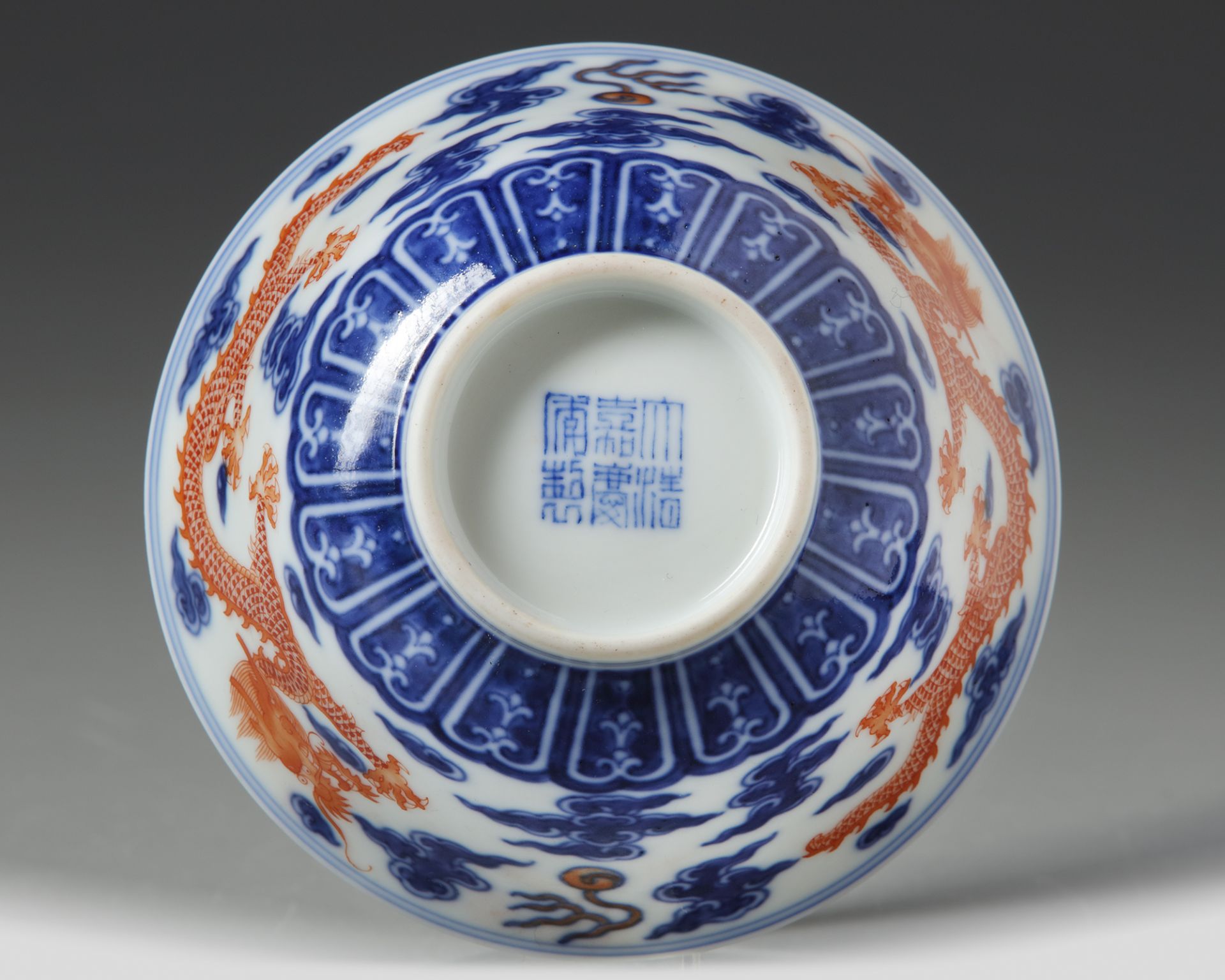 A CHINESE BLUE AND WHITE IRON-RED DECORATED 'DRAGON' BOWL, SIX-CHARACTER JIAQING MARK AND OF THE PER - Bild 5 aus 5