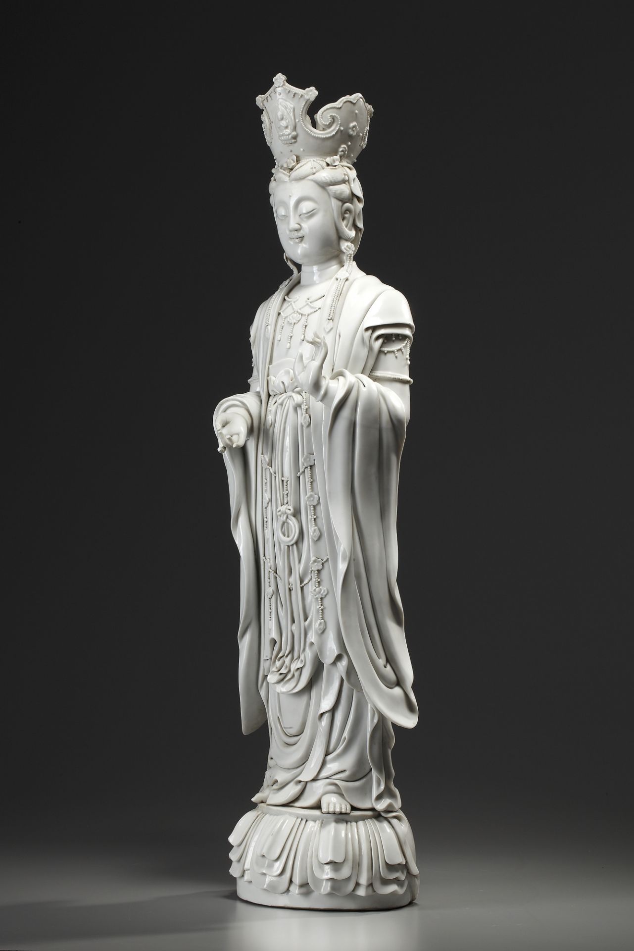 A LARGE CHINESE BLANC DE CHINE FIGURE OF GUANYIN, 19TH-20TH CENTURY - Image 4 of 5