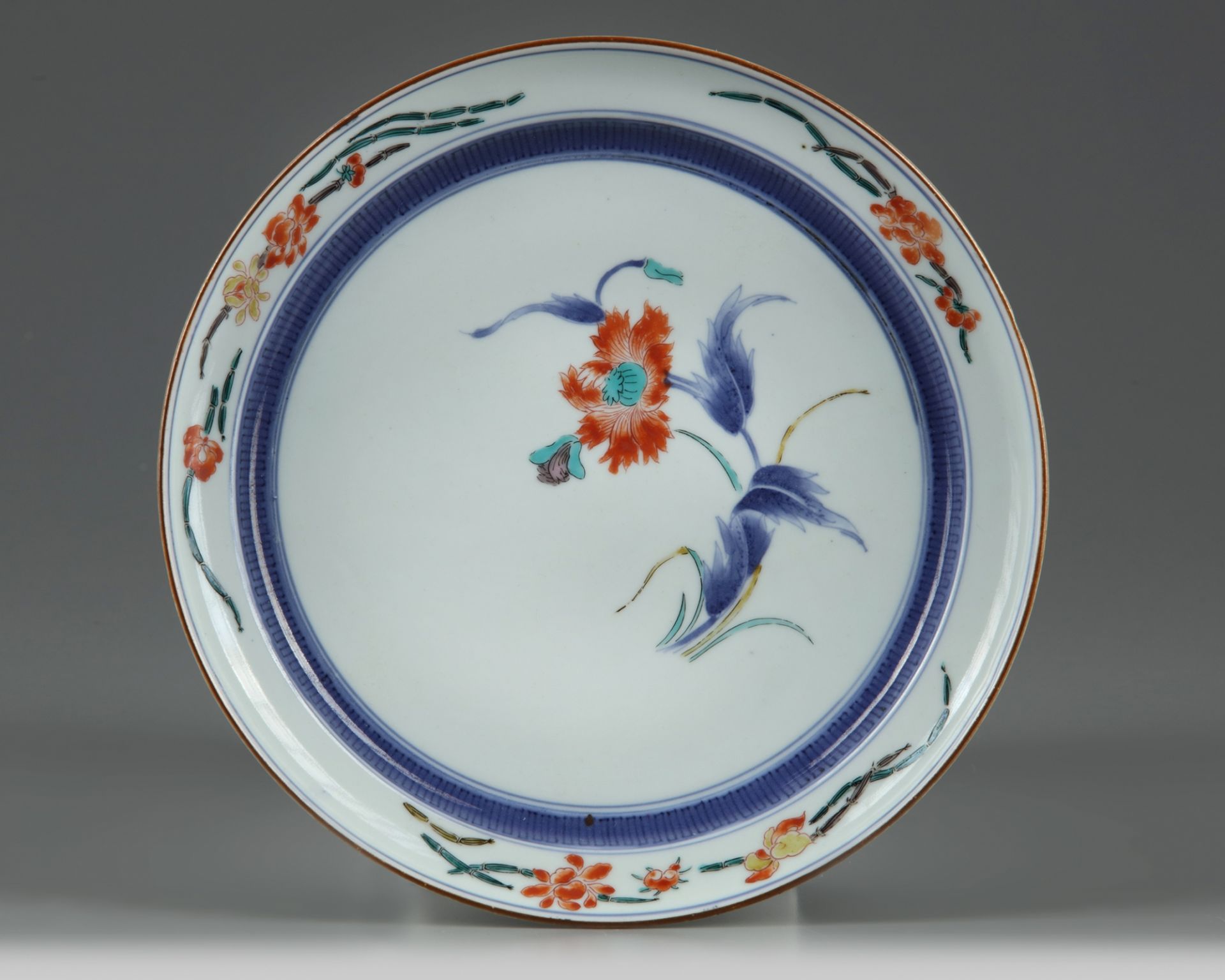 A JAPANESE KAKIEMON DISH, 17TH CENTURY