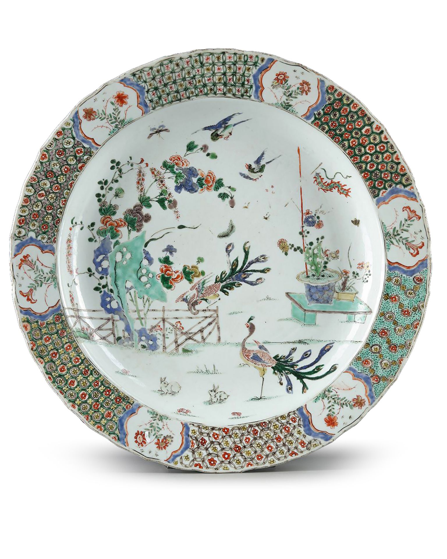 A CHINESE FAMILLE VERTE CHARGER, CHINA, KANGXI PERIOD (1662-1722)