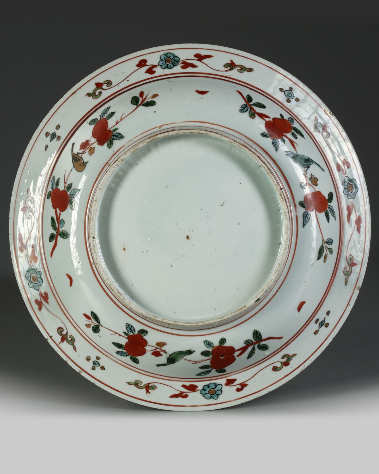 A CHINESE WANLI POLYCHROME-DECORATED 'CARPS' DISH, 16TH CENTURY - Image 2 of 2