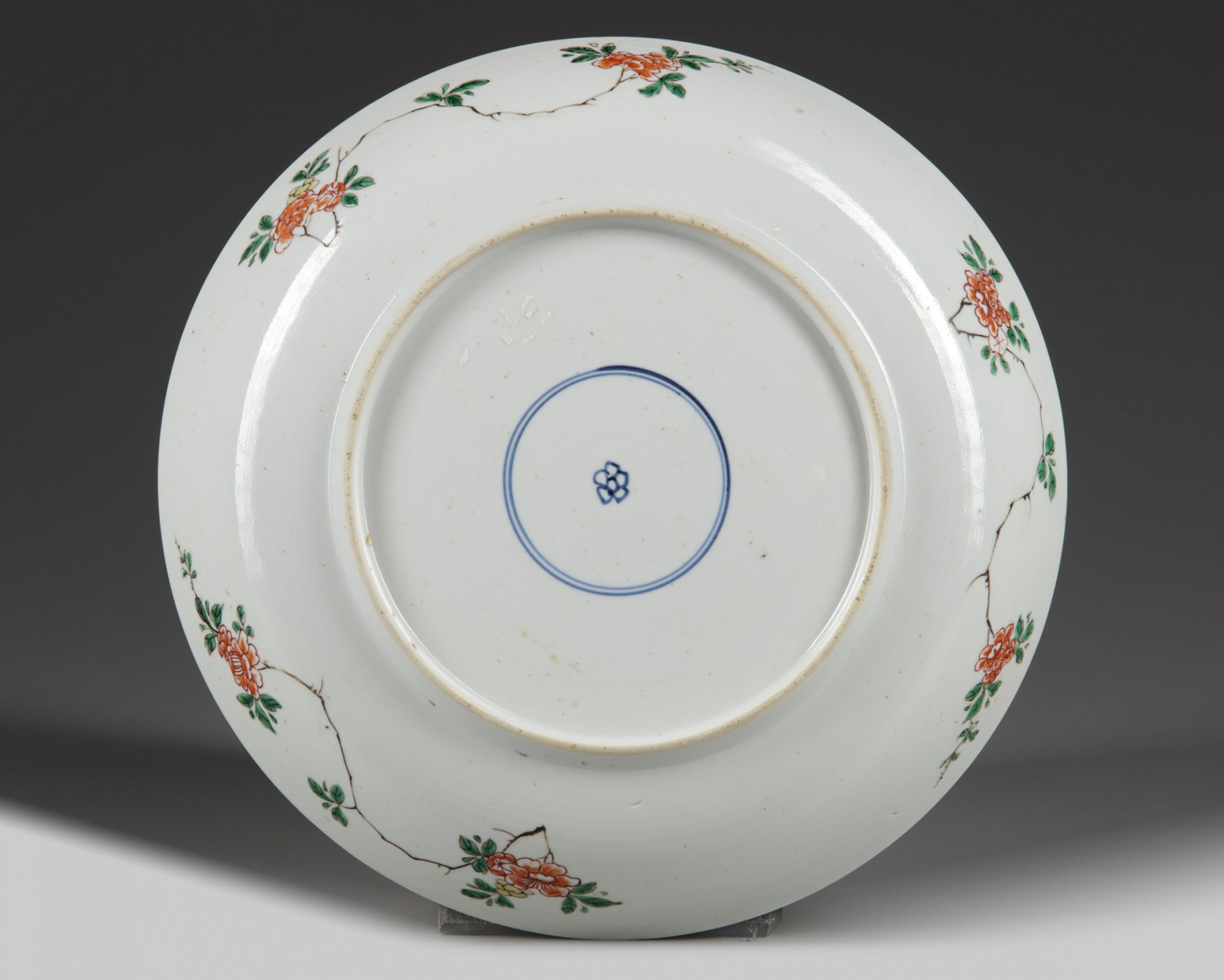 A CHINESE FAMILLE VERTE 'FLORAL' DISH, KANGXI PERIOD (1662-1722) - Image 2 of 2
