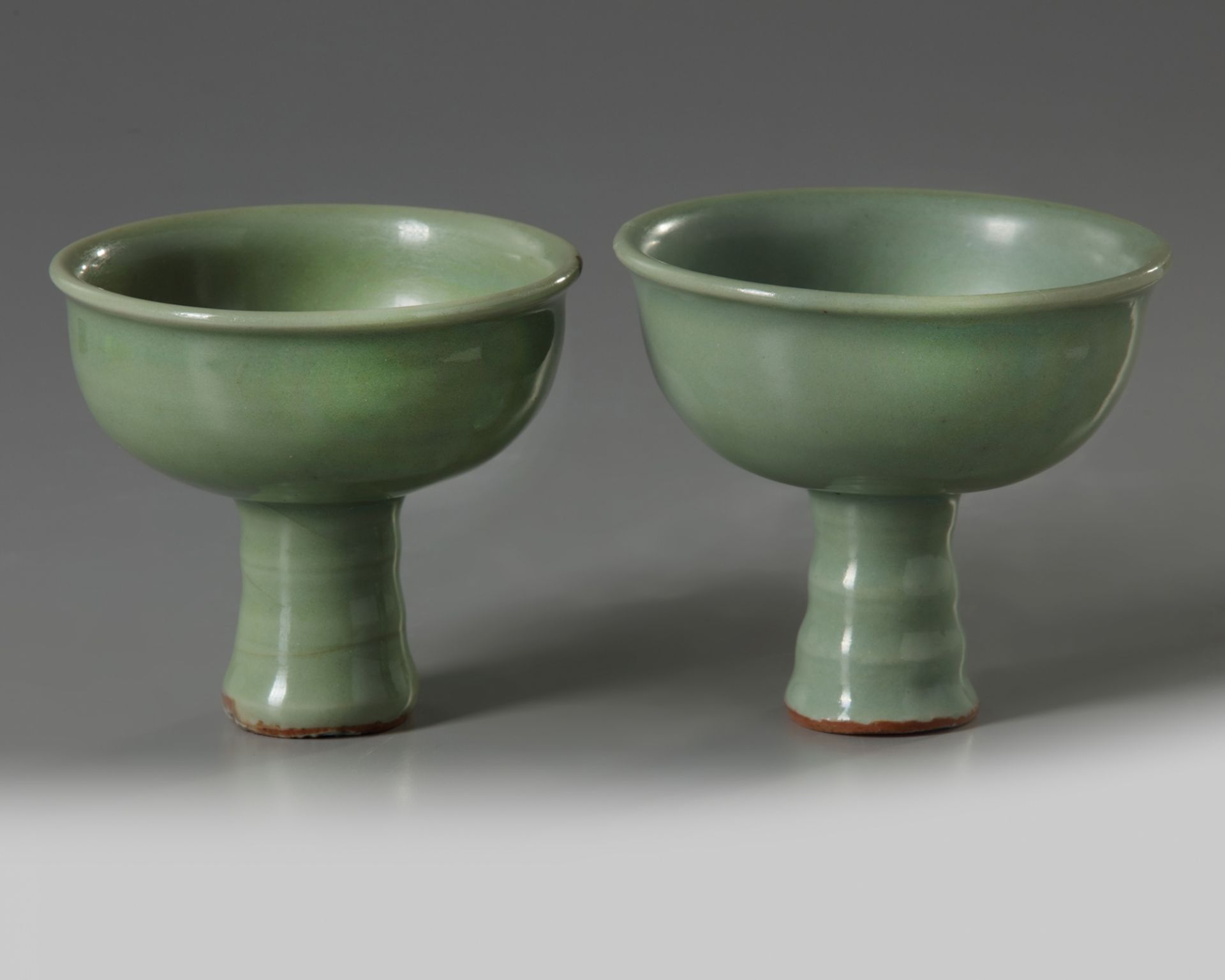 A SIMILAR PAIR OF CHINESE CELADON GLAZED STEMCUPS, LATE YUAN, EARLY MING DYNASTY, 14TH CENTURY - Bild 3 aus 5